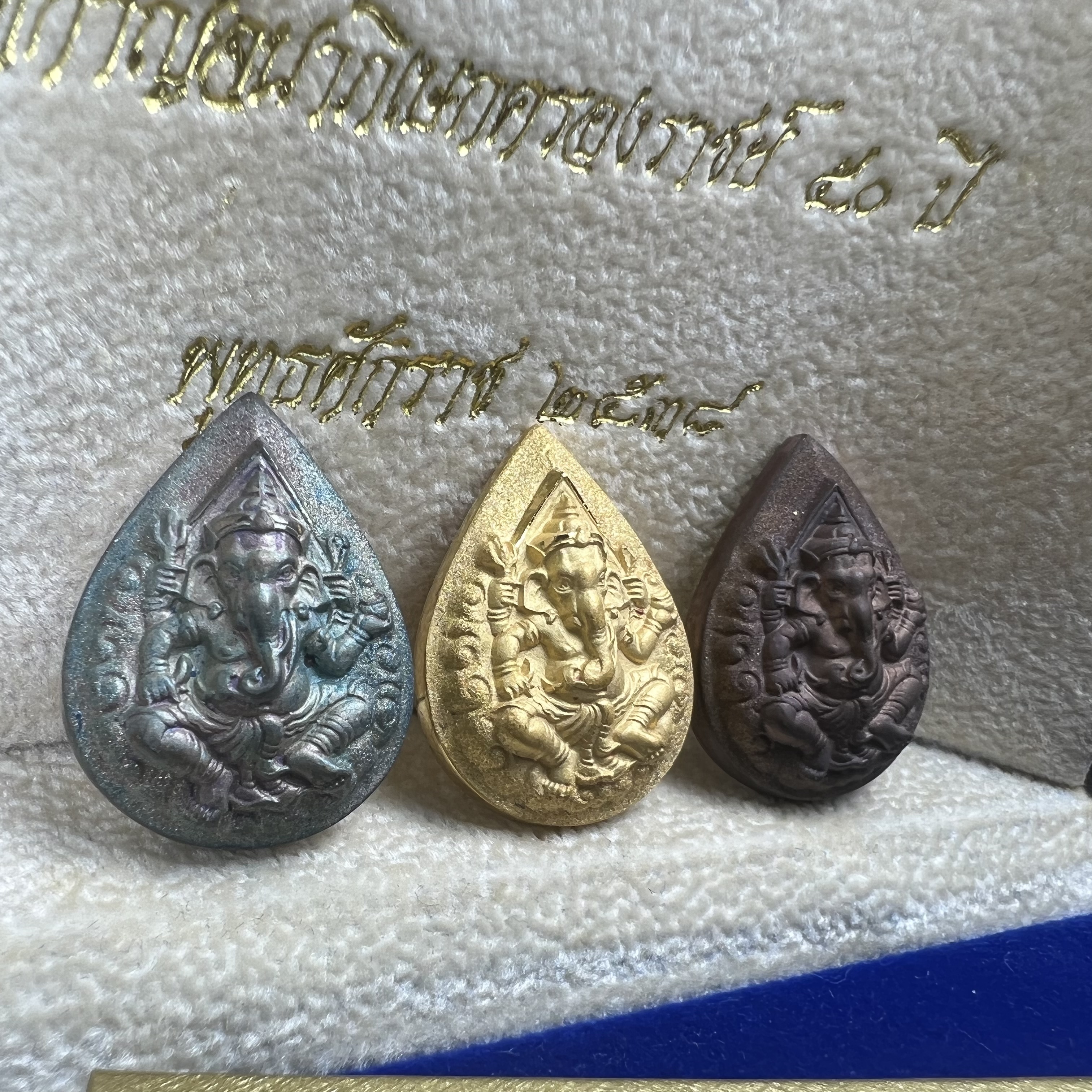 เหรียญพระพิฆเนศวร ญสส. ชุดกาญจนาภิเษกครองราชย์ 50 ปี พุทธศักราช 2538 วัดบวรนิเวศวิหาร ชุดทองคำพิมพ์ใหญ่(2.9 ซม.)(เนื้อทองคำ+เนื้อเงิน+เนื้อทองทิพย์) สภาพสวยเดิมพร้อมกล่องบรรจุเดิม ตอกโค๊ดหมายเลขกำกับ 634(พิธีใหญ่ พุทธศิลป์งดงาม)(นิยมหายาก)1 ใน 939 ชุด