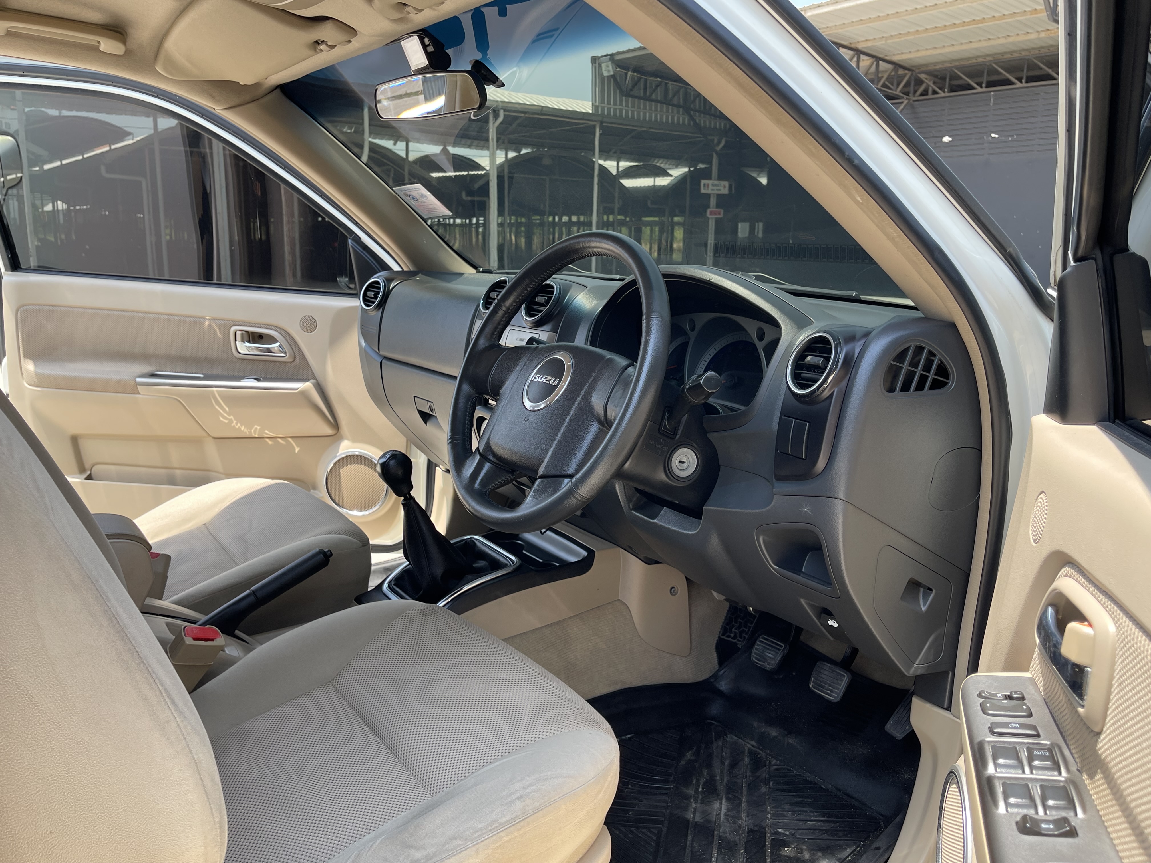 Isuzu Dmax 4ประตู Hilander 3.0 Vgs Navi 2010 ขาวมุก