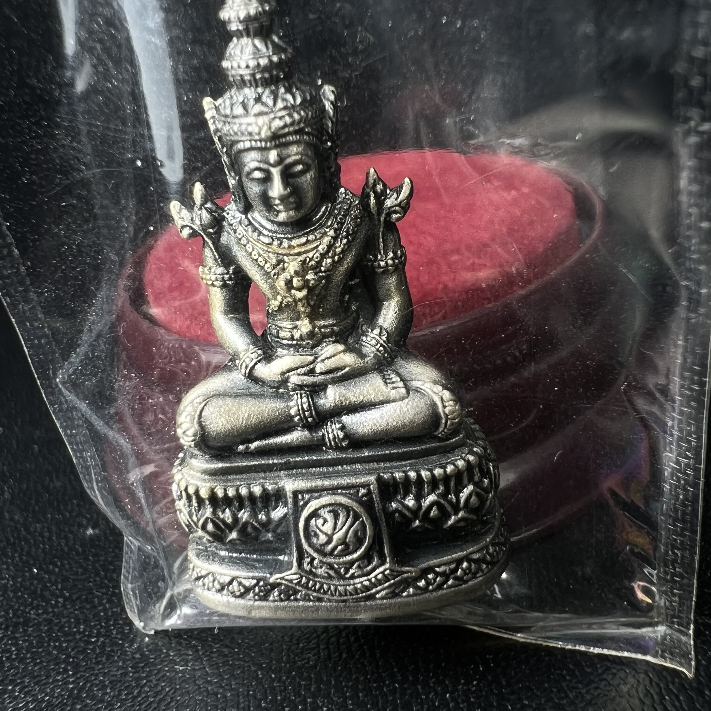 พระแก้วมรกต ภปร.(รุ่นแรก) ปี2545 รุ่นฉลองกรุงรัตนโกสินทร์ครบ 220 ปี พิมพ์ลอยองค์ใหญ่ เนื้ออัลปาก้า ชุบเงินลงดำ ขนาด 19*35 มม. พร้อมครอบตั้งโชว์เดิม องค์พระซีนซองเดิม สวยครบสมบูรณ์