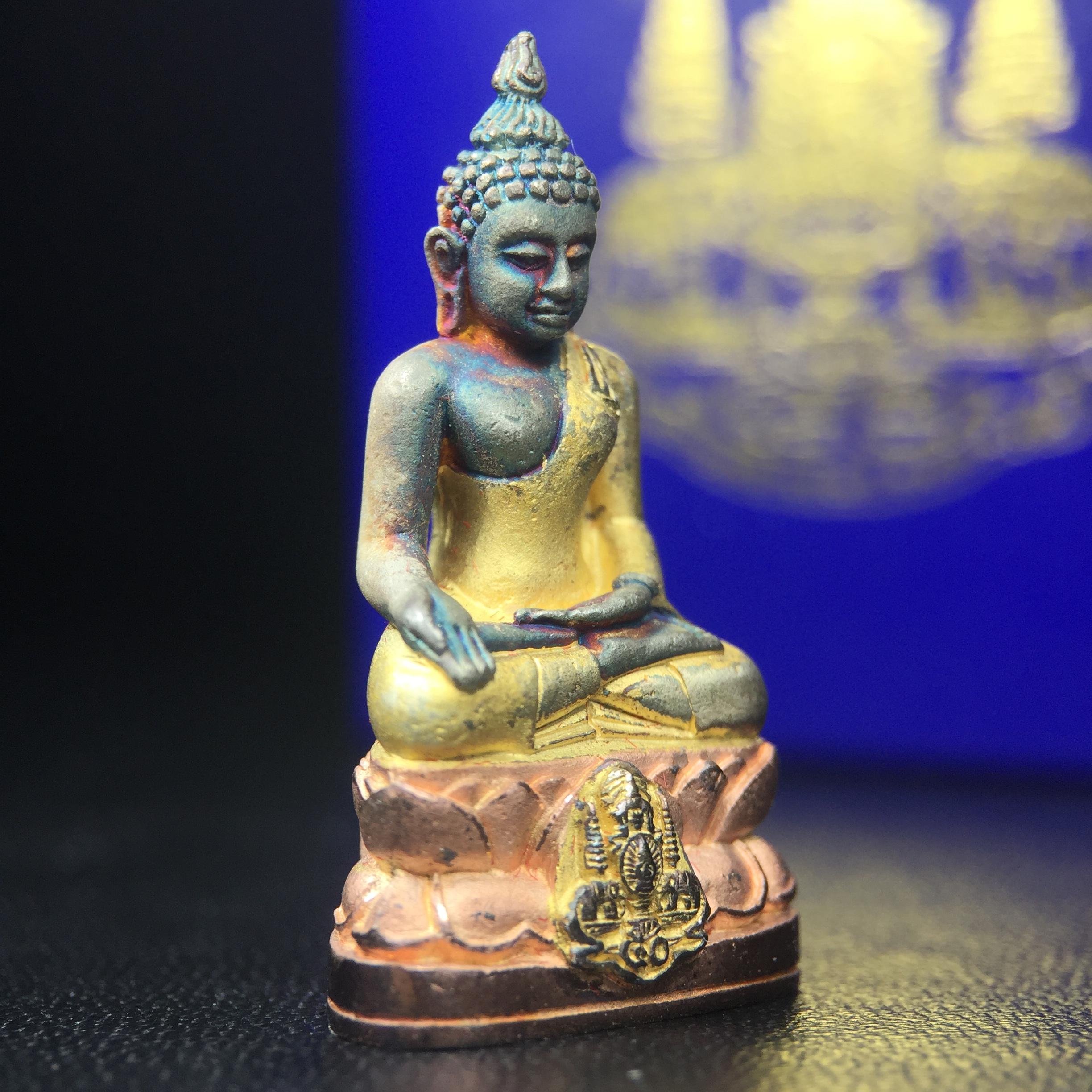 พระกริ่งไพรีพินาศ ครองสิริราชสมบัติครบ 50 ปี พ.ศ.2540 เนื้อเงินสามกษัตริย์ ผิวเดิมๆขึ้นสีรุ้งธรรมชาติแบบนิยม(สเน่ห์พระเนื้อเงินสีสันที่ธรรมชาติสรรค์สร้าง)พร้อมกล่องบรรจุเดิมครบ(เข้มขลังทรงอานุภาพยิ่งใหญ่ กำราบศัตรูพ่ายสิ้น พระไพรีพินาศ)(หายาก)1ใน539 องค์