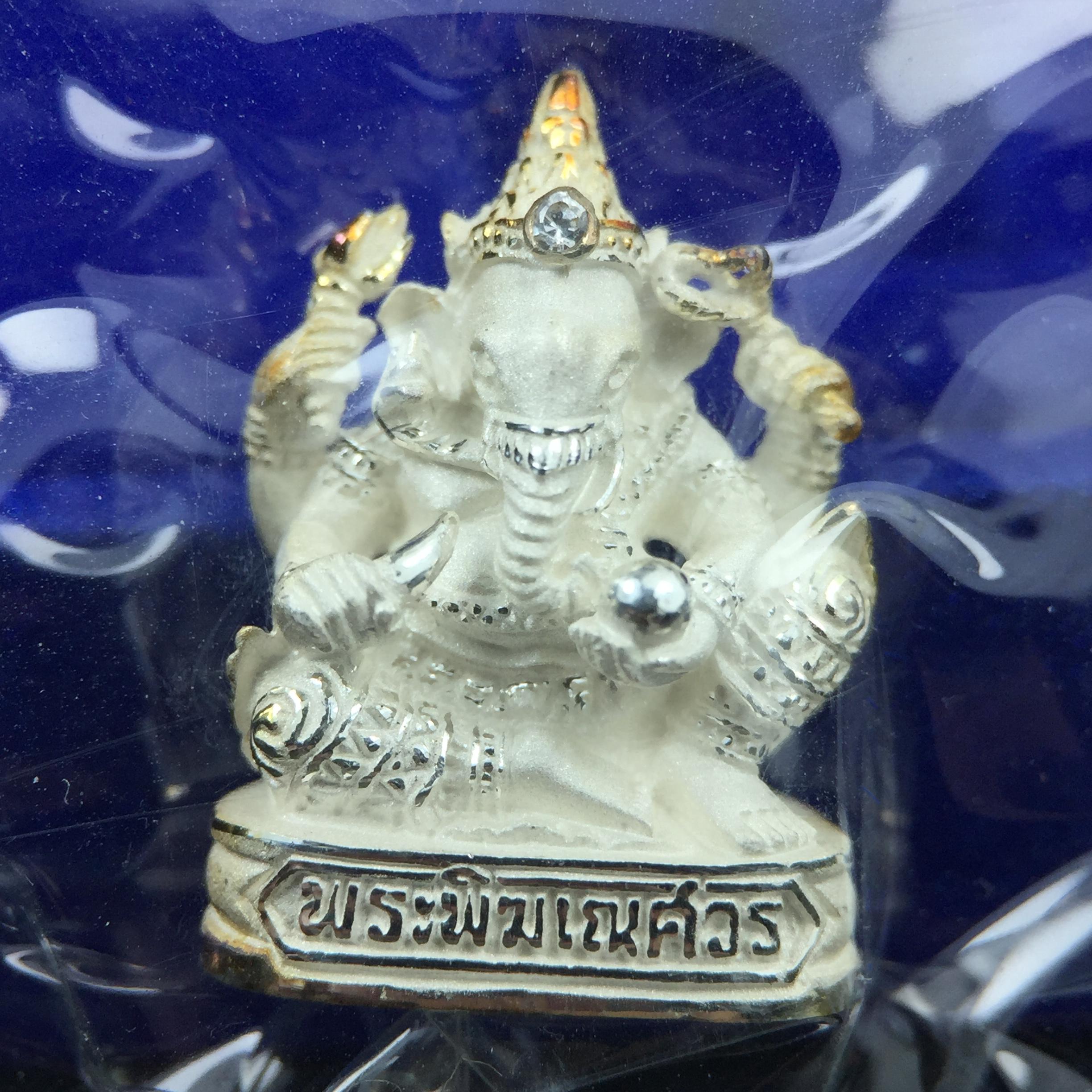 พระพิฆเณศวร วัดบวรนิเวศวิหาร ปี 2542 เนื้อเงินพ่นทรายขัดเงาบางส่วน(ฝังพลอย1เม็ด)(ขนาด 2* 1.4 ซม.) สภาพสวยซีนซองเดิมพร้อมกล่องบรรจุเดิม ตอกโค๊ดหมายเลขกำกับ(ผิวเดิมขึ้นสีรุ้งธรรมชาติ สวย)(คัดสภาพสวยเดิม พิธีใหญ่ พุทธศิลป์งดงาม)