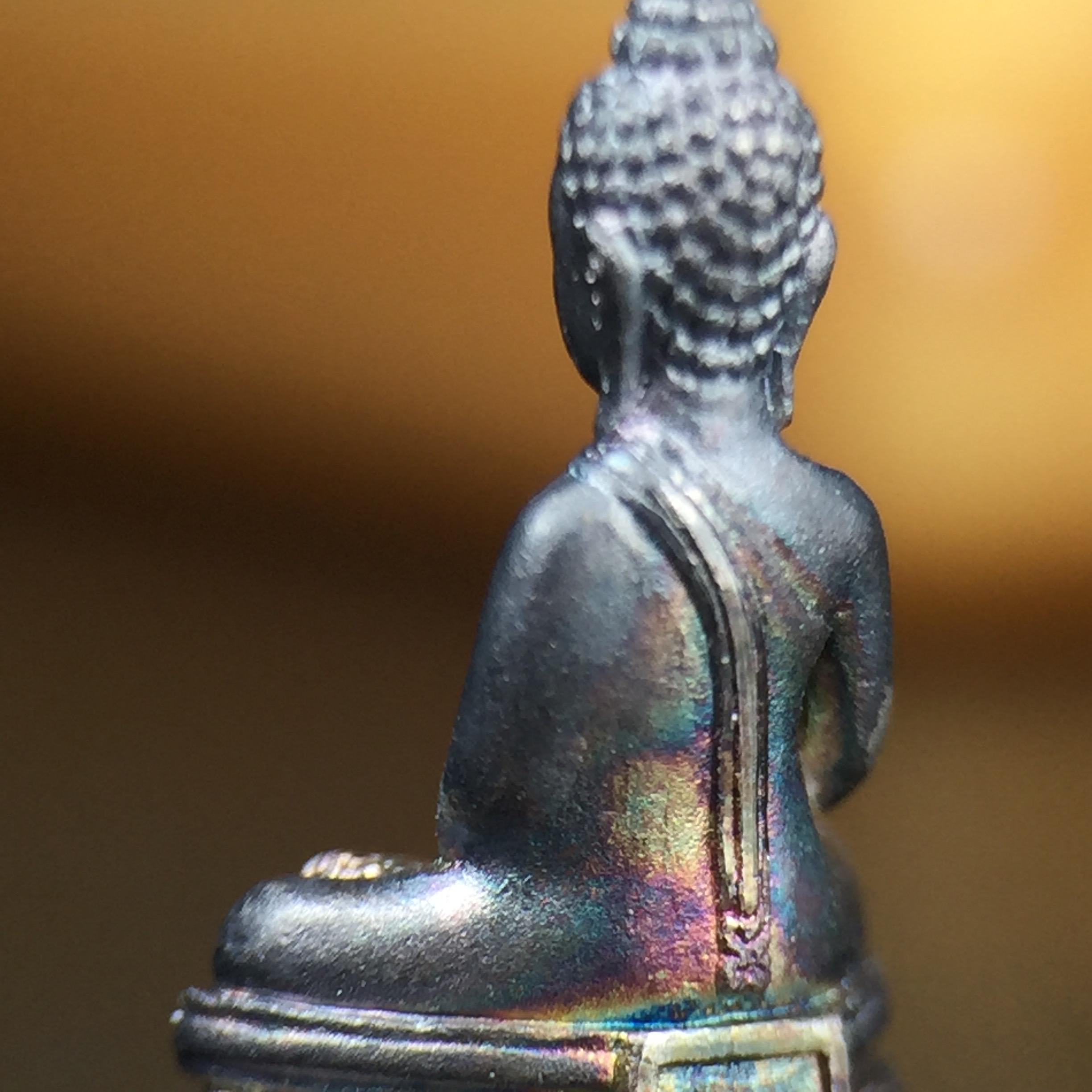 พระพุทธโสธร คุ้มเกล้าฯ ภปร.(ใต้ร่มพระบารมี คุ้มเกล้า) 60ปี รพ.ภูมิพลฯ พ.ศ.2552 เนื้อเงิน ชุบทองคำขาว(พิมพ์เล็กขนาด 11.5*10.5 มม.)เนื้อเงินผิวเดิมกลับดำขึ้นสีรุ้งเข้มขลังงดงามธรรมชาติสร้างสรรค์ สภาพสวยเดิมพร้อมกล่องบรรจุเดิม ตอกโค๊ดหมายเลขกำกับ