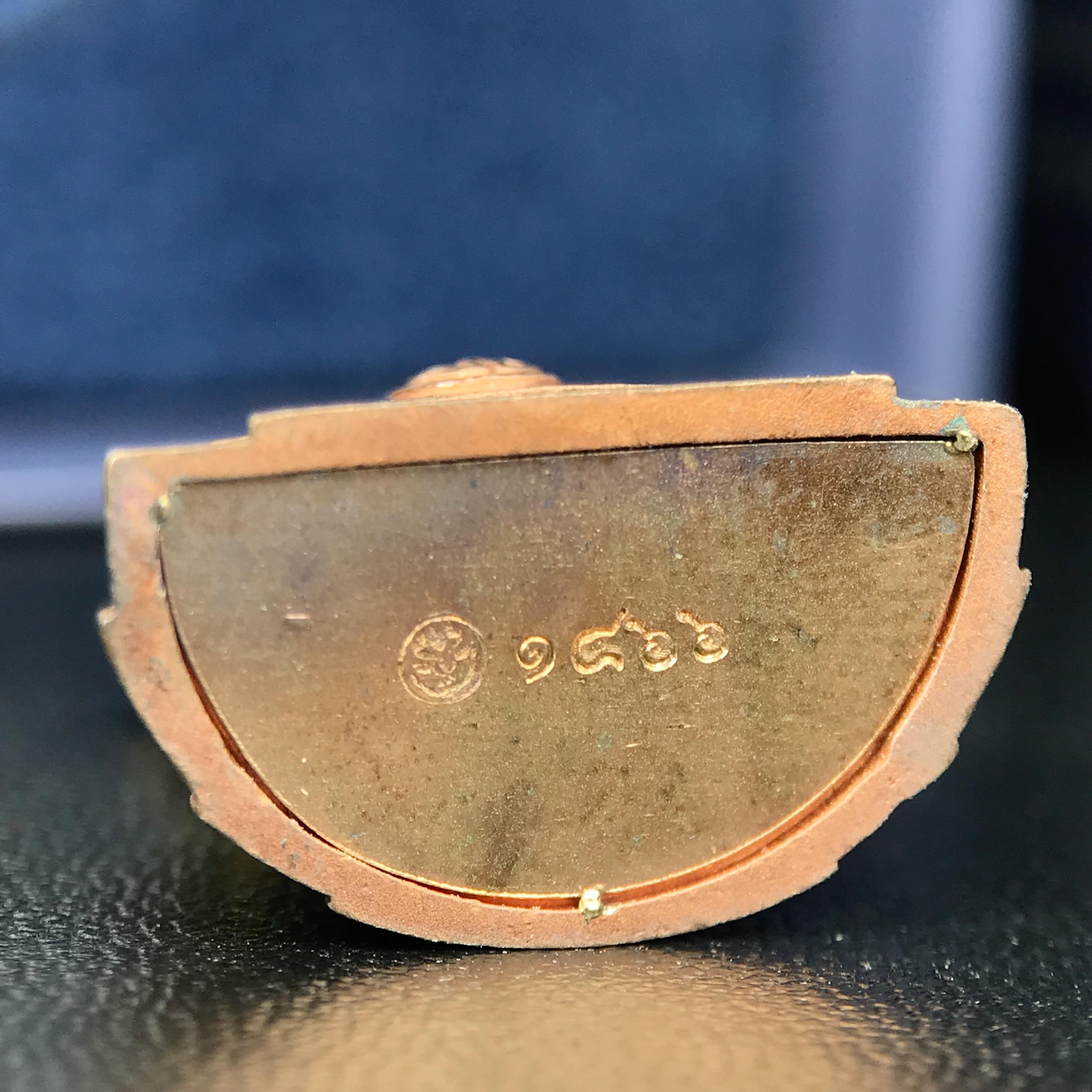 พระแก้วมรกต ภปร. ปี 2547 จัดสร้างโดยโรงพยาบาลภูมิพลอดุลยเดช เนื้อเงิน(3 กษัตริย์) ลอยองค์ หน้าตัก 1/2 นิ้ว สูง 3.7 ซม.พิธีมหามังคาภิเษก ณ พระอุโบสถวัดพระศรีรัตนศาสดาราม(วัดพระแก้ว) งดงามทรงคุณค่าอีกหนึ่งรุ่นยอดนิยม หายาก(องค์หมายเลข ๑๔๖๖)ผิวเดิมติดรุ้งสวย