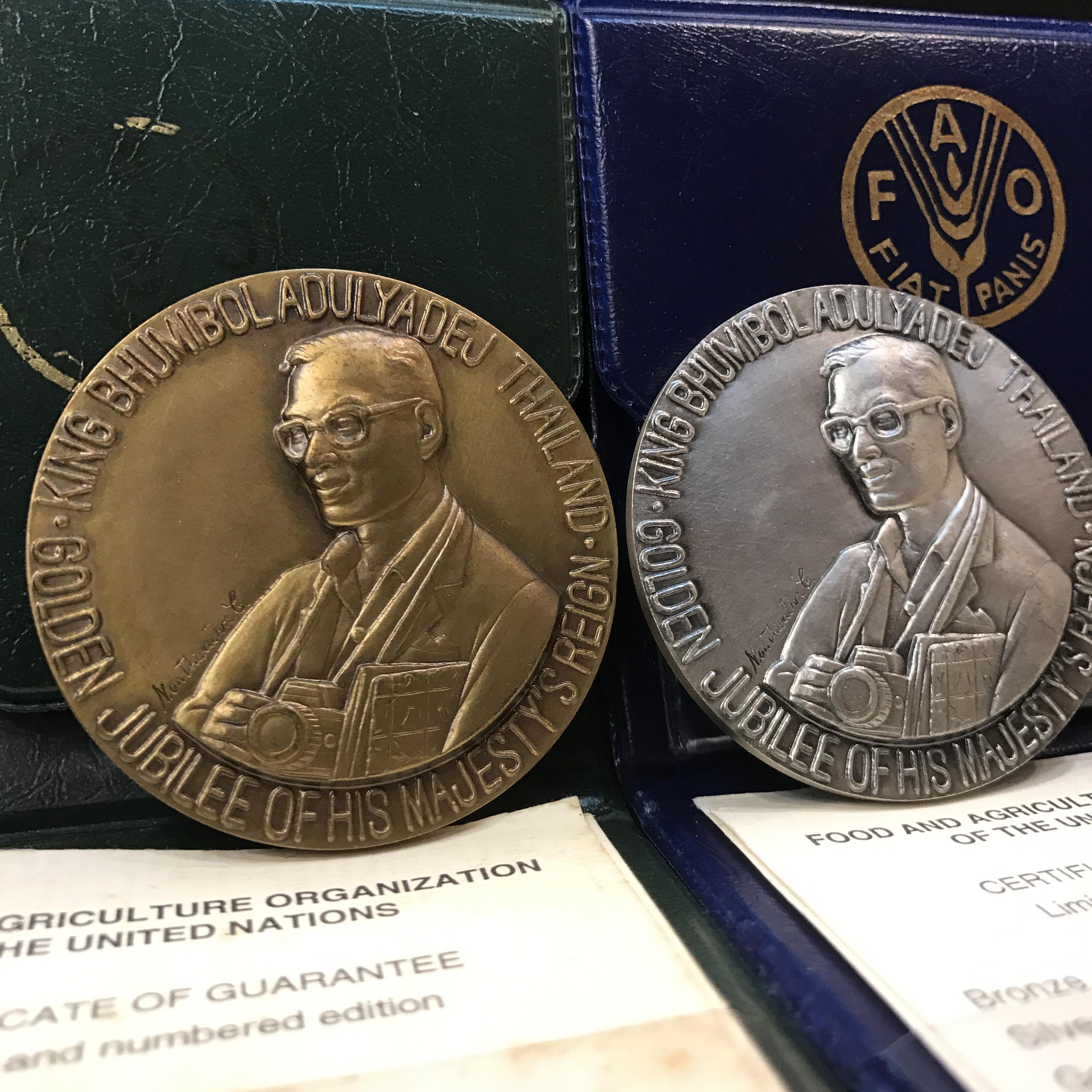 เหรียญอะกริคอลา FAO ปี 2539 เนื้อบรอนซ์+เนื้อเงิน ขนาด 5 ซม. (ซองหนังบรรจุเดิมใบรับรองครบ)