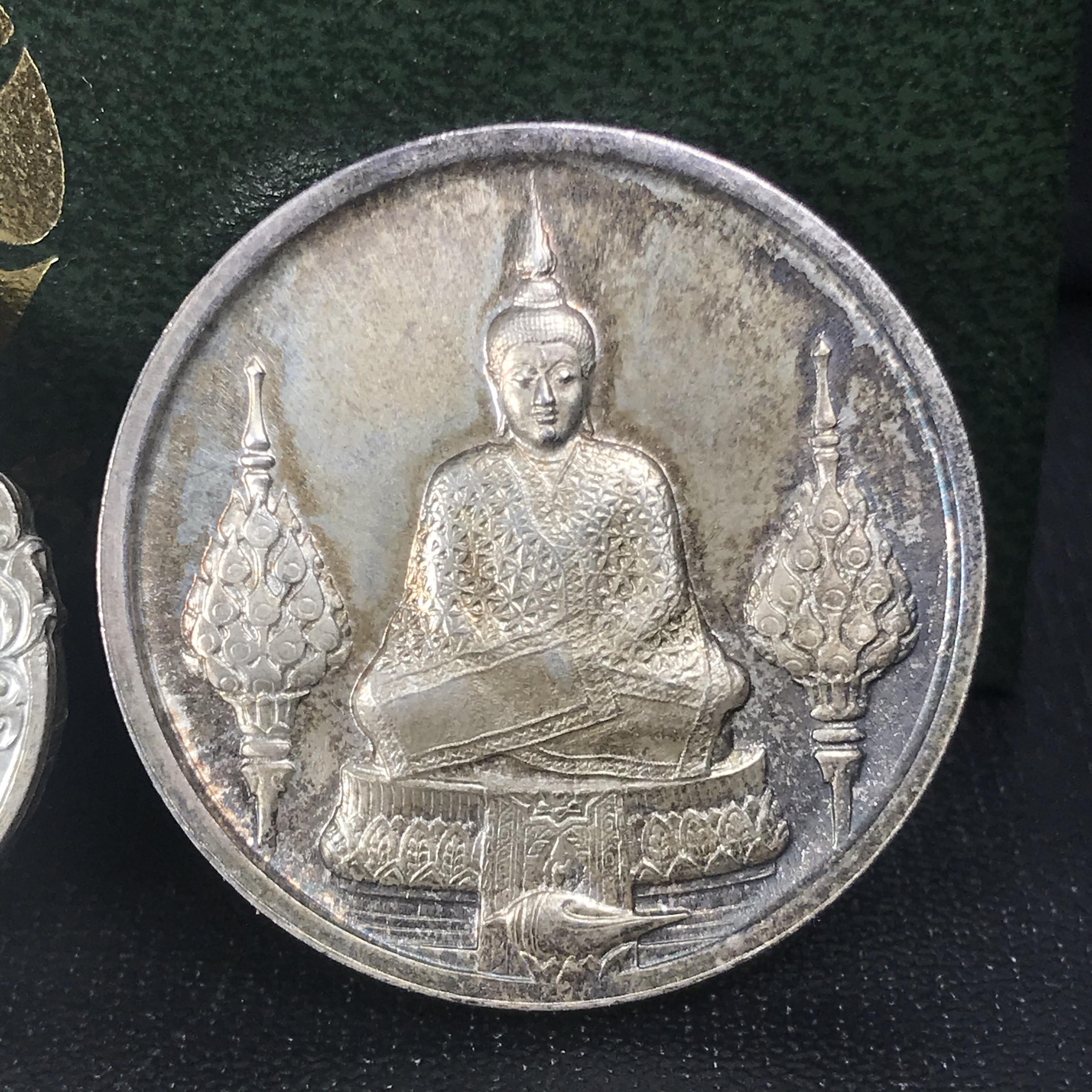 เหรียญพระแก้วมรกตหลัง ภปร ฉลองกรุงรัตนโกสินทร์ครบ 200 ปี พ.ศ.2525 เนื้อเงินกล่องบรรจุเดิมครบ3พิมพ์(บล็อกพระราชศรัธา)(ในหลวงรัชกาลที่9 เสด็จในพิธี)