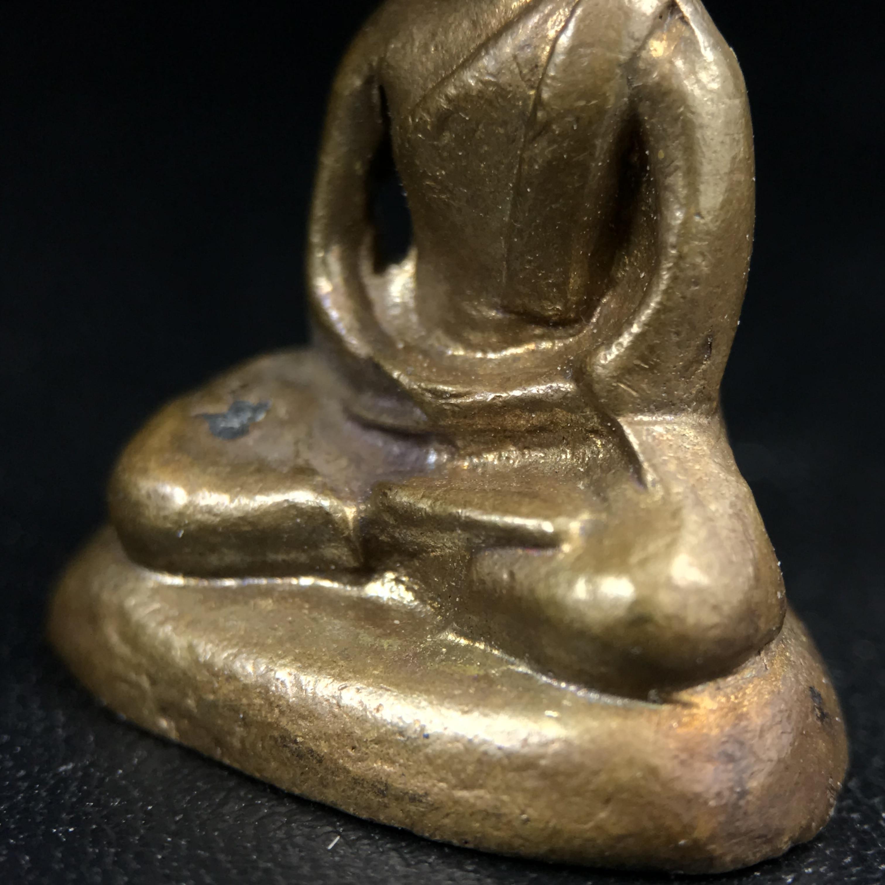 พระกริ่งฝีพระหัตถ์สมเด็จย่า ขนาดห้อยบูชาขนาดเล็ก จัดสร้างขึ้นเนื่องในวาระครบ 6 รอบ เมื่อวันที่21 ตุลาคม พ.ศ.2515(ในหลวงรัชกาลที่ 9 เสด็จพระราชดำเนินทรงเททอง)ปลุกเสกยิ่งใหญ่ เกจิ 108 รูป ร่วมปลุกเสก คัดสภาพสวยแบบนี้พบเจอน้อยมาก หมายเลขต้นๆหลักร้อย หายากมาก