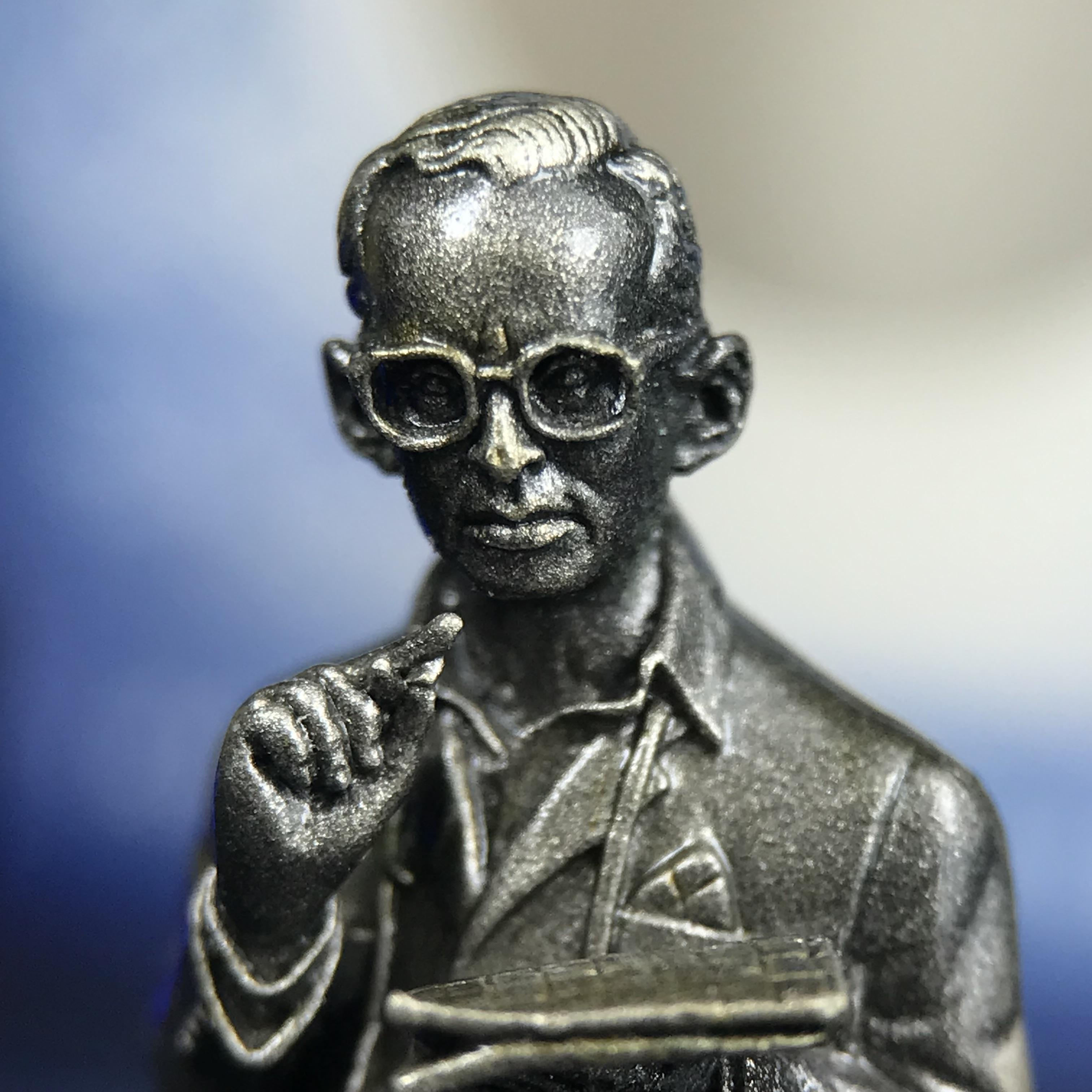 พระบรมรูปพระบาทสมเด็จพระเจ้าอยู่หัวรัชกาลที่ 9(ทรงงาน) ภปร. รุ่นเพราะแผ่นดินนี้คือแผ่นดินเกิด ปี 2551 ขนาดสูง 1 นิ้ว เนื้อบรอนซ์ชุบเงินรมดำ(ด้านหน้า ฐานพระบรมรูปฯ ประดิษฐานอักษรพระปรมาภิไธย ภ.ป.ร.)นิยมหายาก***รุ่นตรา ภปร. พบเจอน้อยมาก****