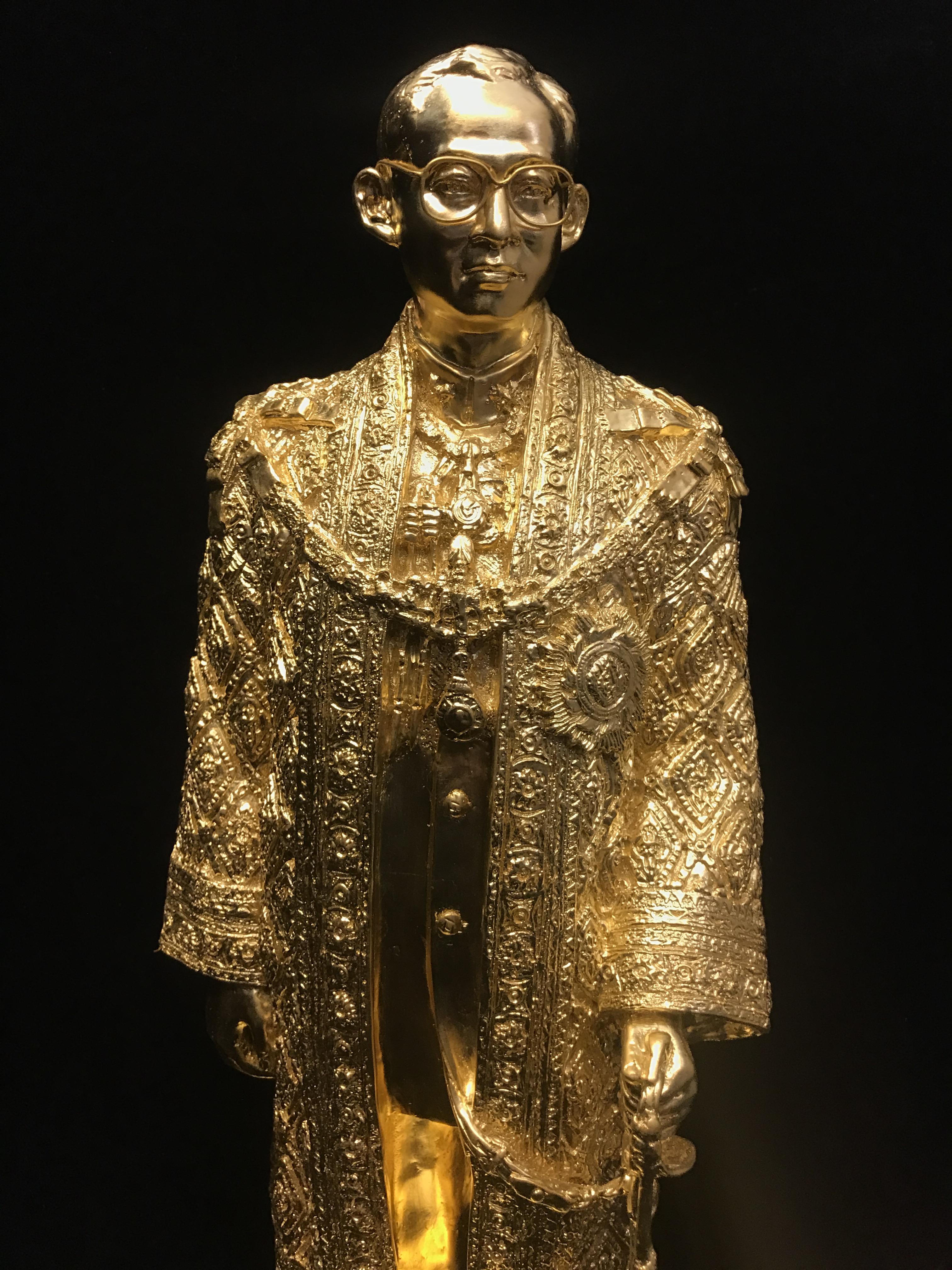 พระบรมรูปจำลองในหลวง รัชกาลที่ ๙ จัดสร้างโดย สมาคมศิษย์เก่าวิทยาศาสตร์ จุฬาลงกรณ์มหาวิทยาลัยและคณะวิทยาศาสตร์ จุฬาลงกรณ์มหาวิทยาลัย ปี2539(พร้อมกล่องบรรจุเดิมและใบรับรองจากผู้จัดสร้าง)