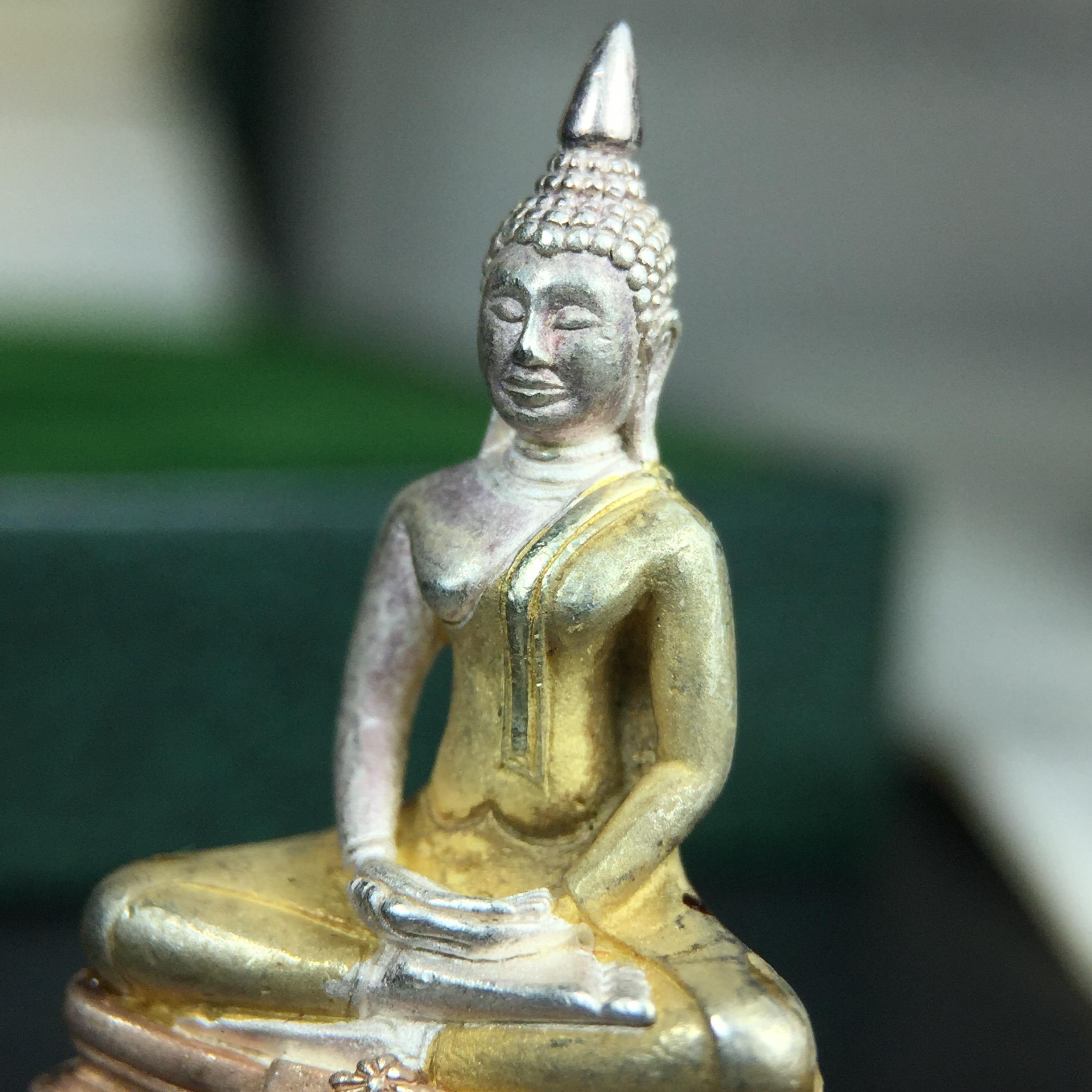 พระพุทธโสธร ภปร. รุ่นย้อนยุค สร้างพระอุโบสถ สมาคมชาวฉะเชิงเทรา จัดสร้าง ปี 2539 วโรกาสครองสิริราชสมบัติครบ 50 ปี เนื้อเงินสามกษัตริย์ทรายนวลขัดเงาบางส่วน(ผิวเดิม) พร้อมกล่องบรรจุและใบรับรองเดิม