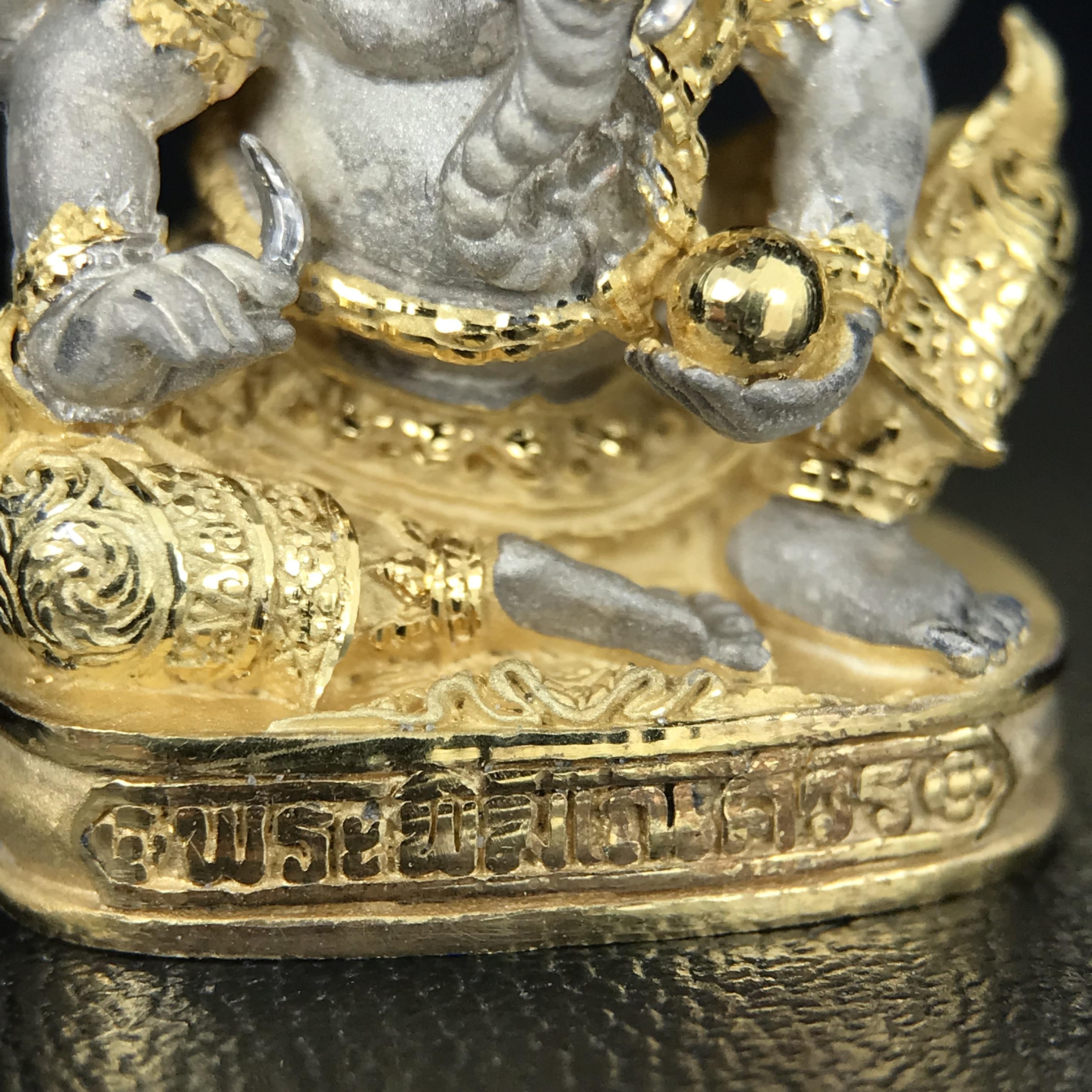 พระพิฆเนศ เทวสถานโบสถ์พราหมณ์ ปี 2539 รูปหล่อลอยองค์พระพิฆเณศวร เนื้อเงินสามกษัตริย์ ฝังพลอยน้ำเงิน(พ่นทรายขัดเงาบางส่วน) พิมพ์ใหญ่ขนาดประมาณ 1.8 * 2.5 ซม. ผลิตโดย บ.แพรนด้า จิวเวลรี่( พิธีใหญ่ พุทธศิลป์งดงาม)อีกหนึ่งรุ่นยอดนิยม (1 ใน 4999 องค์)หายาก