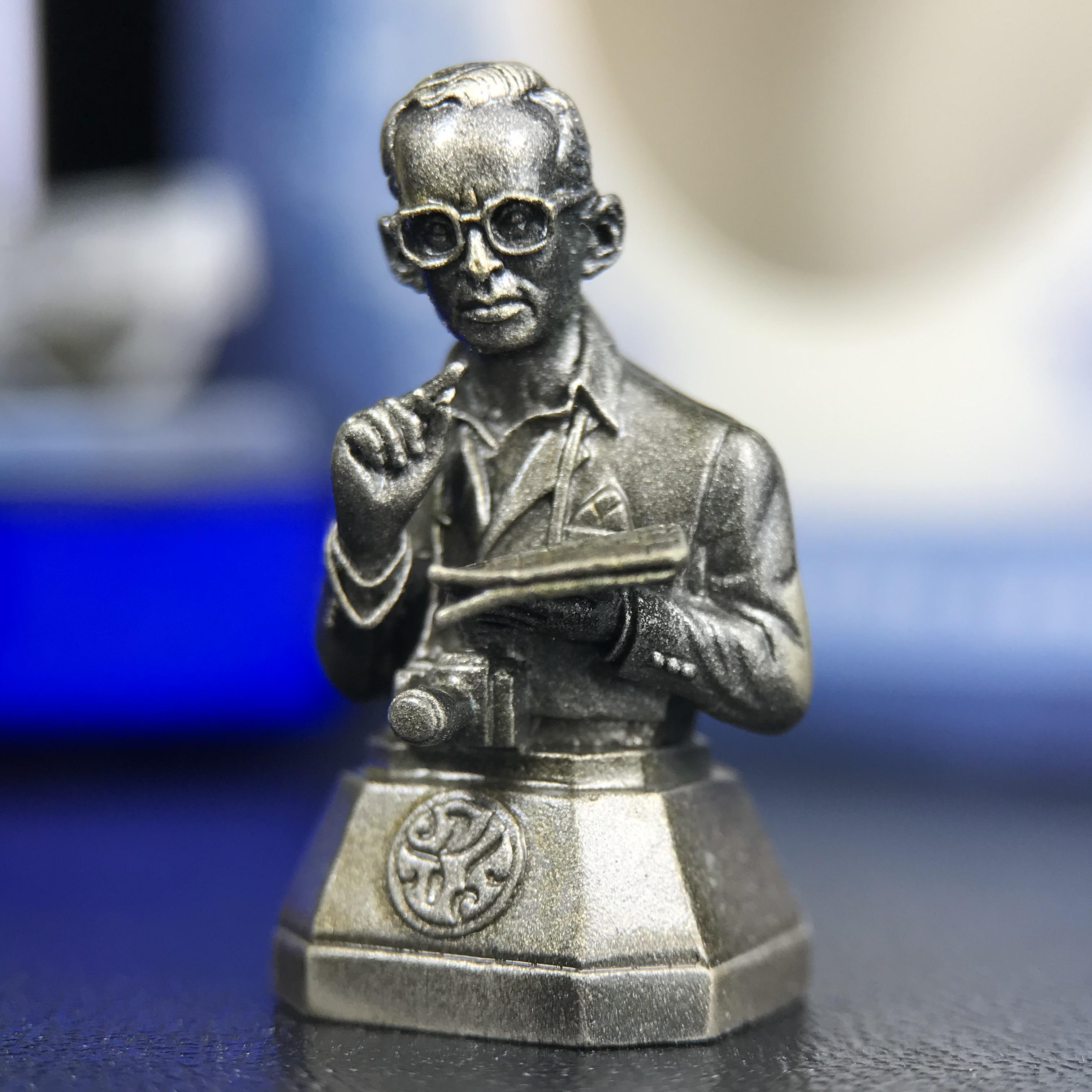 พระบรมรูปพระบาทสมเด็จพระเจ้าอยู่หัวรัชกาลที่ 9(ทรงงาน) ภปร. รุ่นเพราะแผ่นดินนี้คือแผ่นดินเกิด ปี 2551 ขนาดสูง 1 นิ้ว เนื้อบรอนซ์ชุบเงินรมดำ(ด้านหน้า ฐานพระบรมรูปฯ ประดิษฐานอักษรพระปรมาภิไธย ภ.ป.ร.)นิยมหายาก***รุ่นตรา ภปร. พบเจอน้อยมาก****