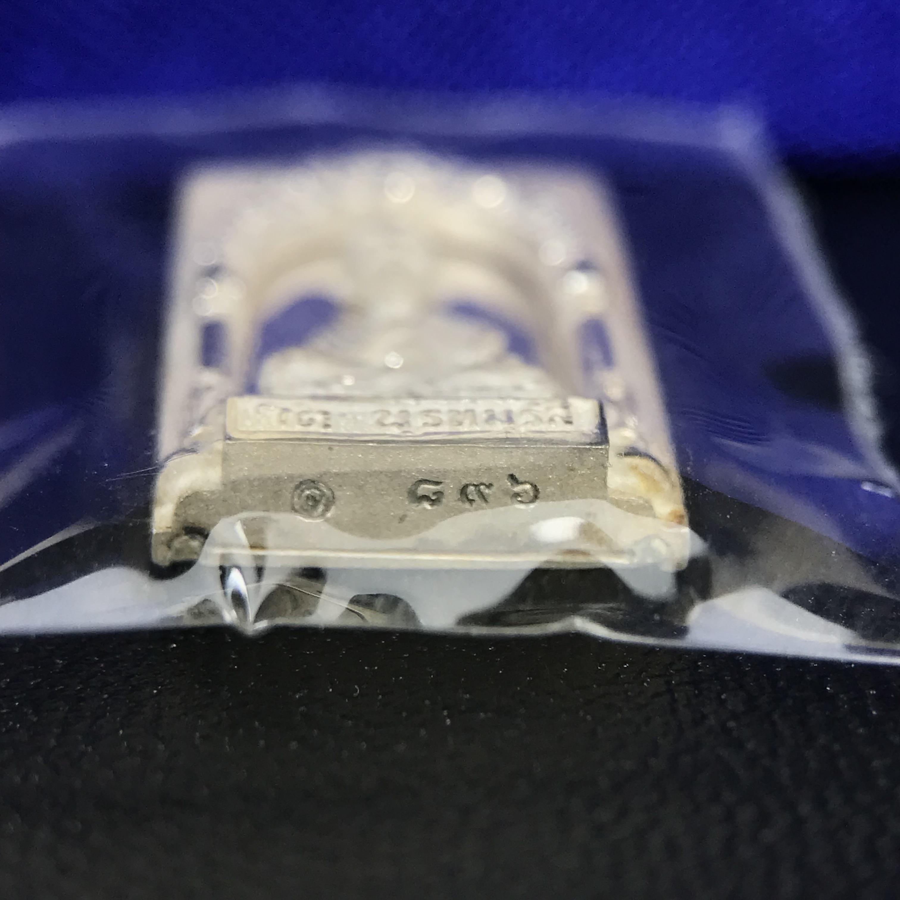 สมเด็จพุฒาจารย์ (โต พรหมรังสี) อนุสรณ์ 128 ปี สมเด็จพระญาณสังวร สมเด็จพระสังฆราช ทรงเมตตาอธิฐานจิต ปี 2543 มหาพุทธาภิเษก 3วาระ เหรียญรูปเหมือนสมเด็จพุฒาจารย์โตด้านหลังพระสมเด็จ เนื้อเงิน พิมพ์เล็ก(พิมพ์คะแนน) ขนาด 1.2 x 1.7 ซม. ทรงคุณค่าทั้งด้านความงานด้า