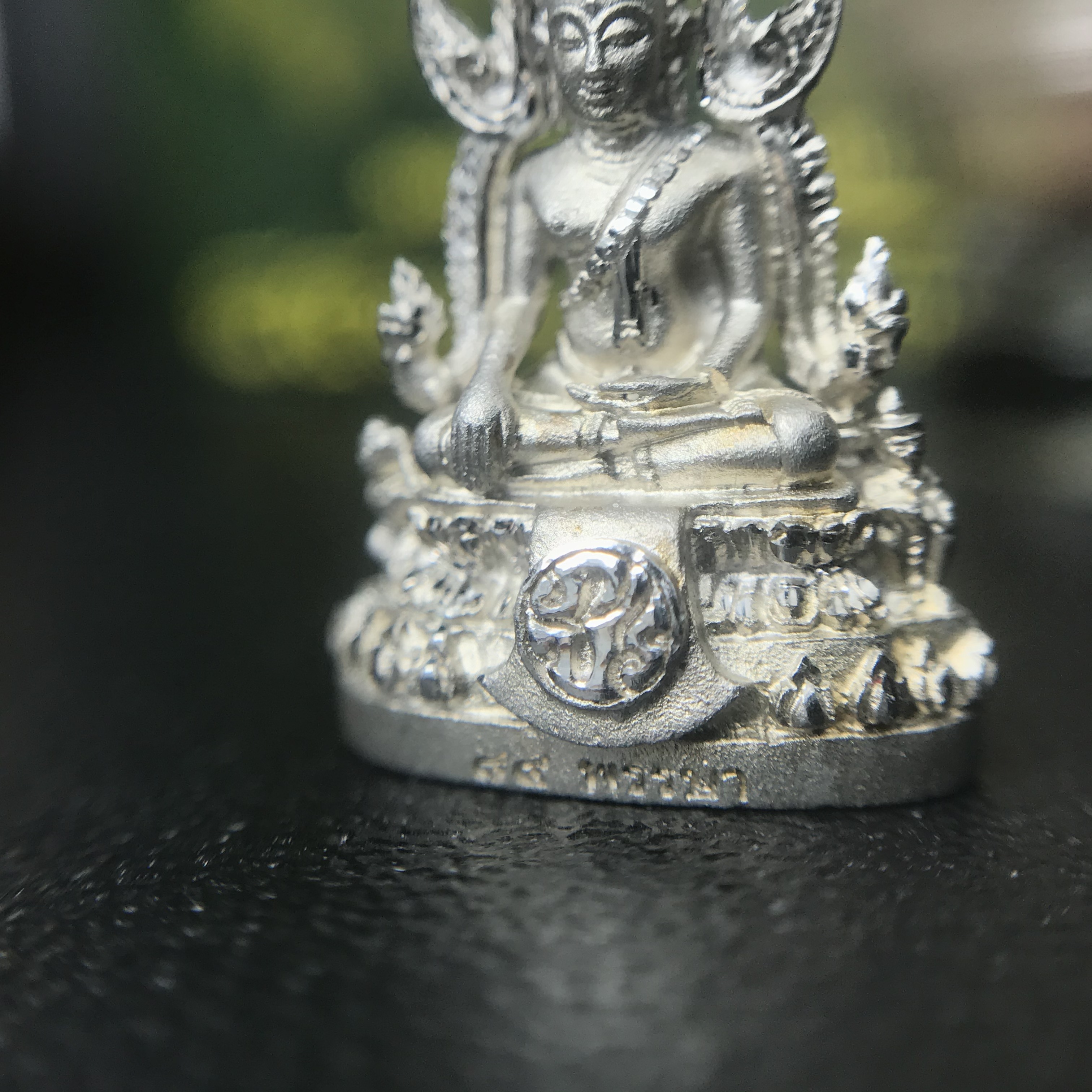 พระพุทธชินราช(จำลอง) ภปร. 84 พรรษา เนื้อเงินชุบทองคำขาว พิมพ์เล็กขนาดหน้าตัก 1/4 นิ้ว (สภาพสวยเดิม)(เลขสวย นัมเบอร์ 2666) )(พระราชทานมวลสาร จิตรลดาและเส้นพระเจ้า(เส้นผม))