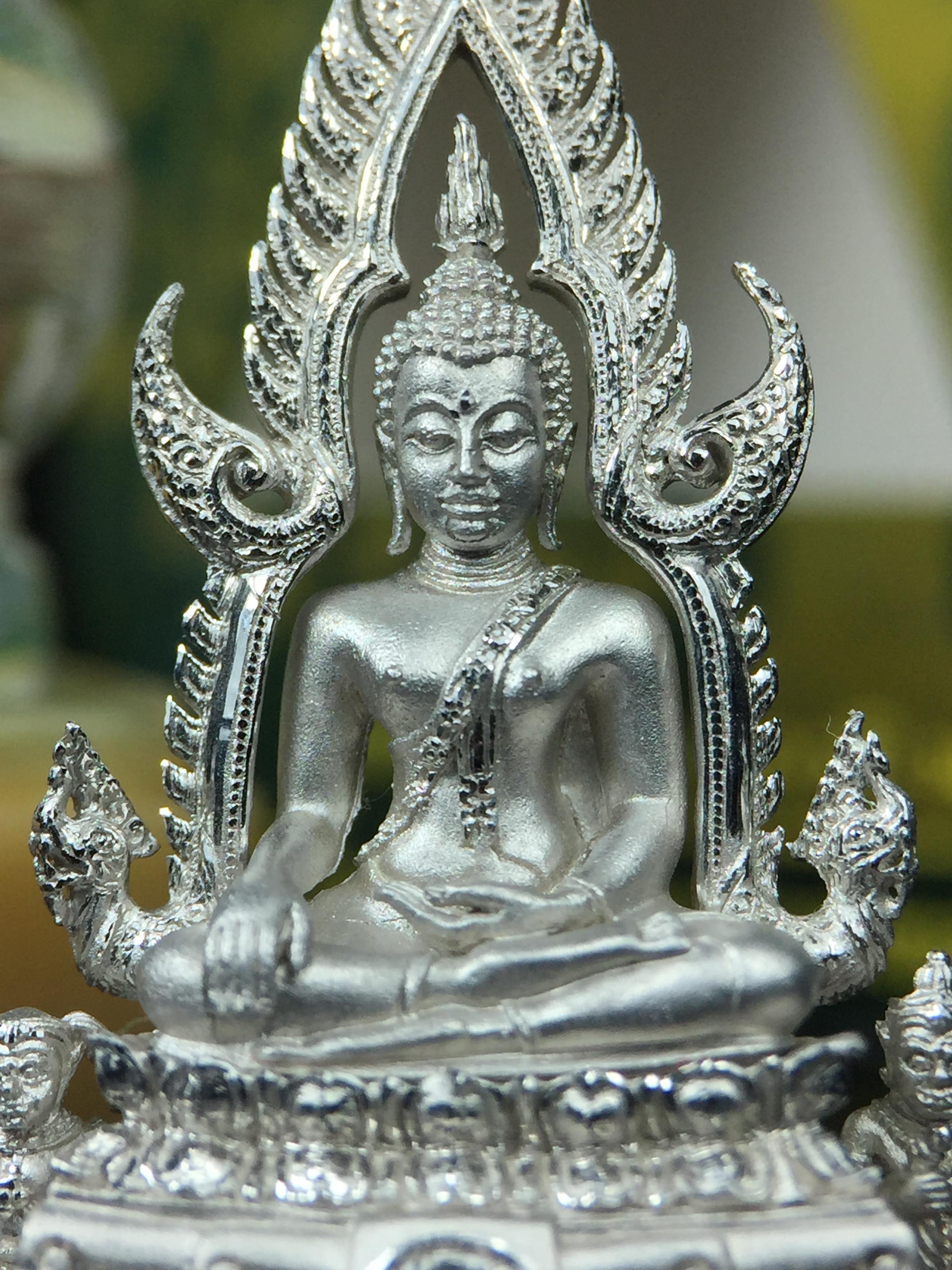 พระพุทธชินราช(จำลอง) ภปร. 84 พรรษา ปี 2554 เนื้อเงินชุบทองคำขาว พิมพ์กลางขนาดหน้าตัก 1/2 นิ้ว(พระราชทานมวลสาร จิตรลดาและเส้นพระเจ้า(เส้นผม)รัชกาลที่9)พุทธศิลป์ทรงคุณค่าอีกหนึ่งรุ่นยอดนิยม