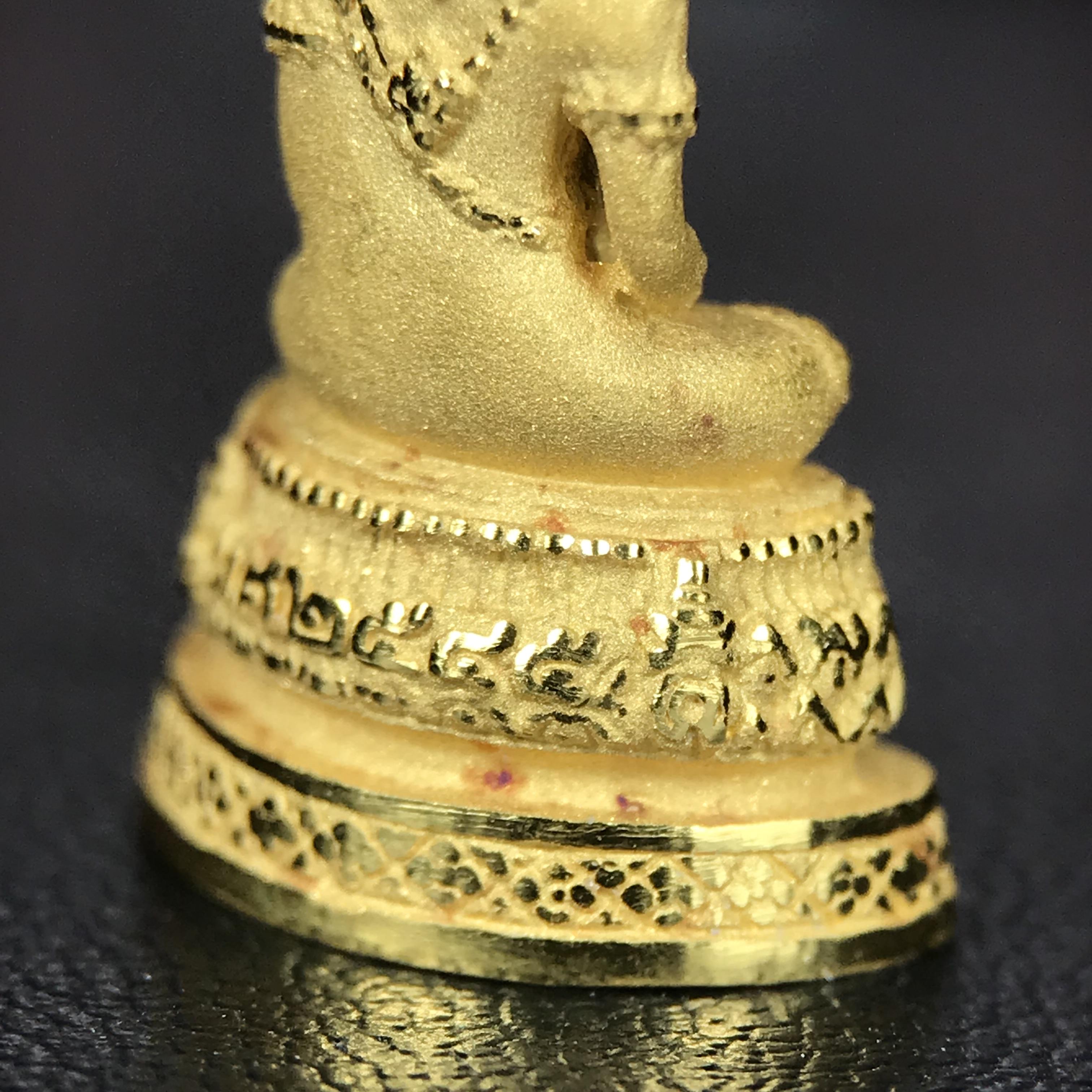 พระแก้วมรกต ภปร.(รุ่นแรก) ปี2545 จัดสร้างในมหาวโรกาส พระบาทสมเด็จพระเจ้าอยู่หัวรัชกาลที่ 9 ครบรอบ 75 พรรษา และฉลองกรุงรัตนโกสินทร์ครบ 220 ปี พิมพ์ลอยองค์เล็ก เนื้อทองคำบริสุทธิ์ 96.5%(6.5กรัม) ขนาด 10*19 มม. พร้อมกล่องเดิมสวยครบสมบูรณ์(1ใน2000องค์)หายาก