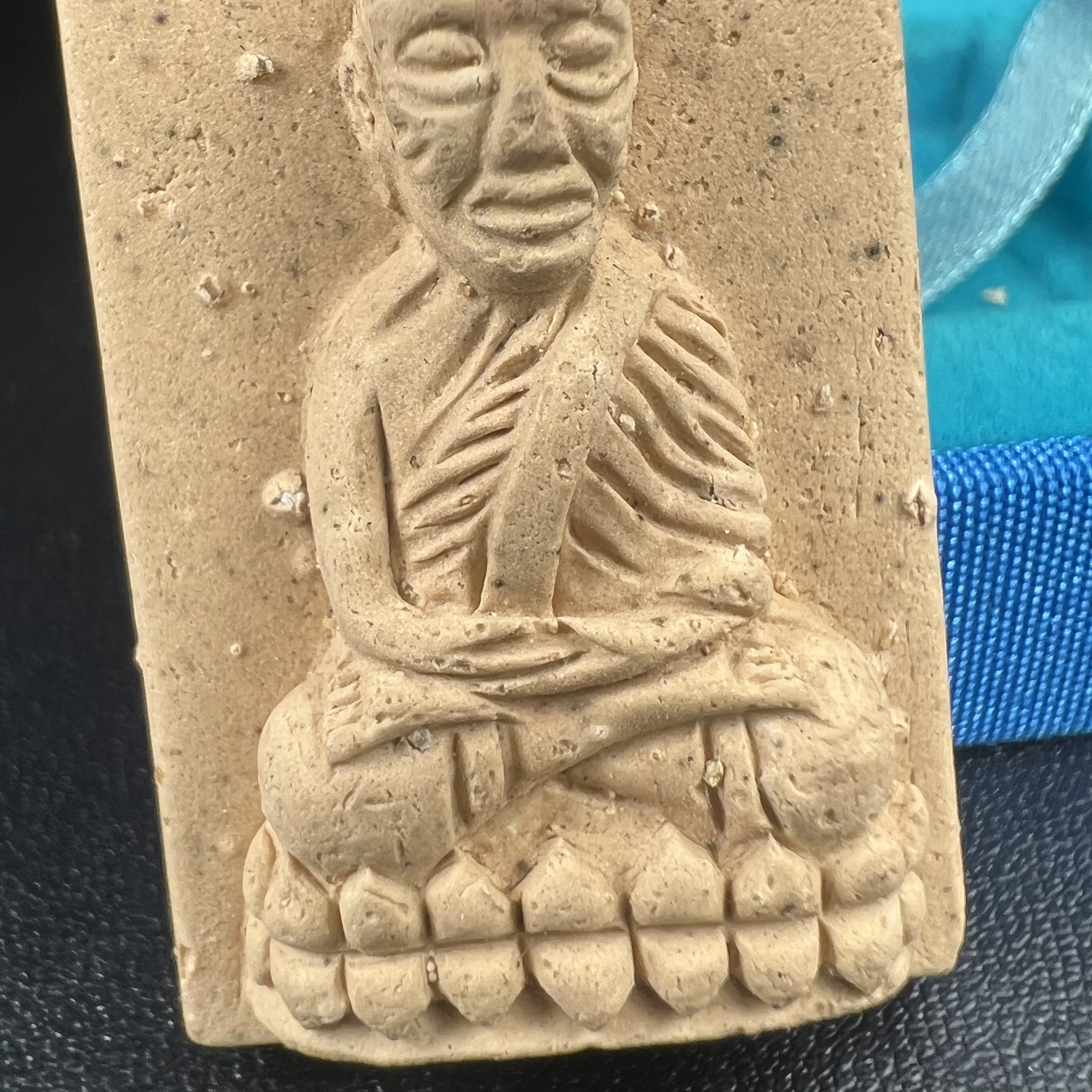 พระหลวงพ่อทวด สก. วัดห้วยมงคล ประเภทเนื้อบางขุนพรมพิเศษ เนื้อสมเด็จบางขุนพรมพิมพ์สี่เหลี่ยมกรรมการใหญ่ หลังพระนามาภิไธย สก. เงิน ปี 2544(รุ่นแรก) กรรมการ นะ ม่วง(มีหมายเลข)(1 ใน 2546 องค์) (คุ้มครองปลอดภัย แคล้วคลาด พิธีใหญ่ มวสสารดี)