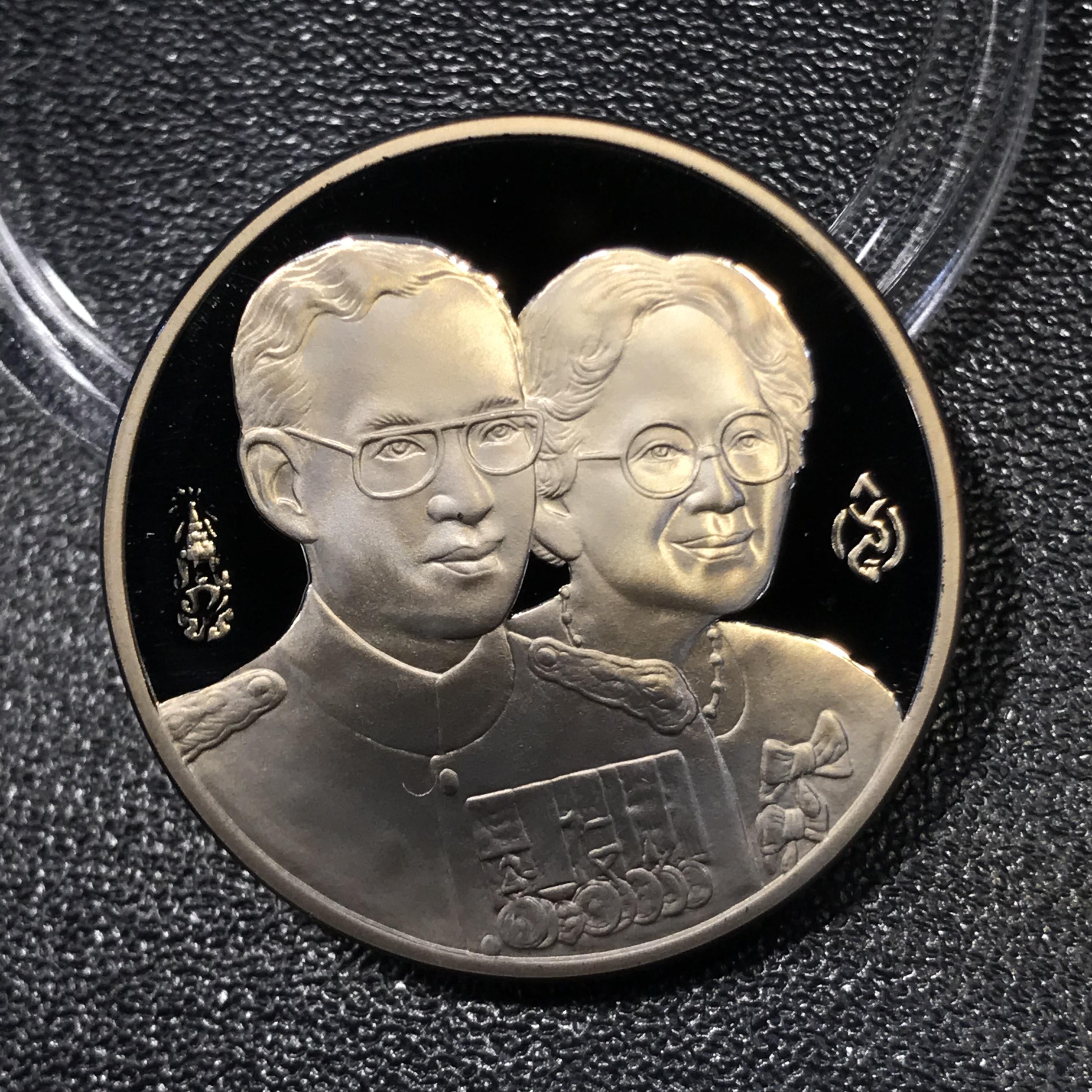 เหรียญในหลวงคู่สมเด็จย่า ปี2538 ที่ระลึกสร้างอาคารนครินทรศรี สภาการพยาบาล เนื้อนิกเกิ้ลขัดเงาพร้อมกล่องเดิมๆ