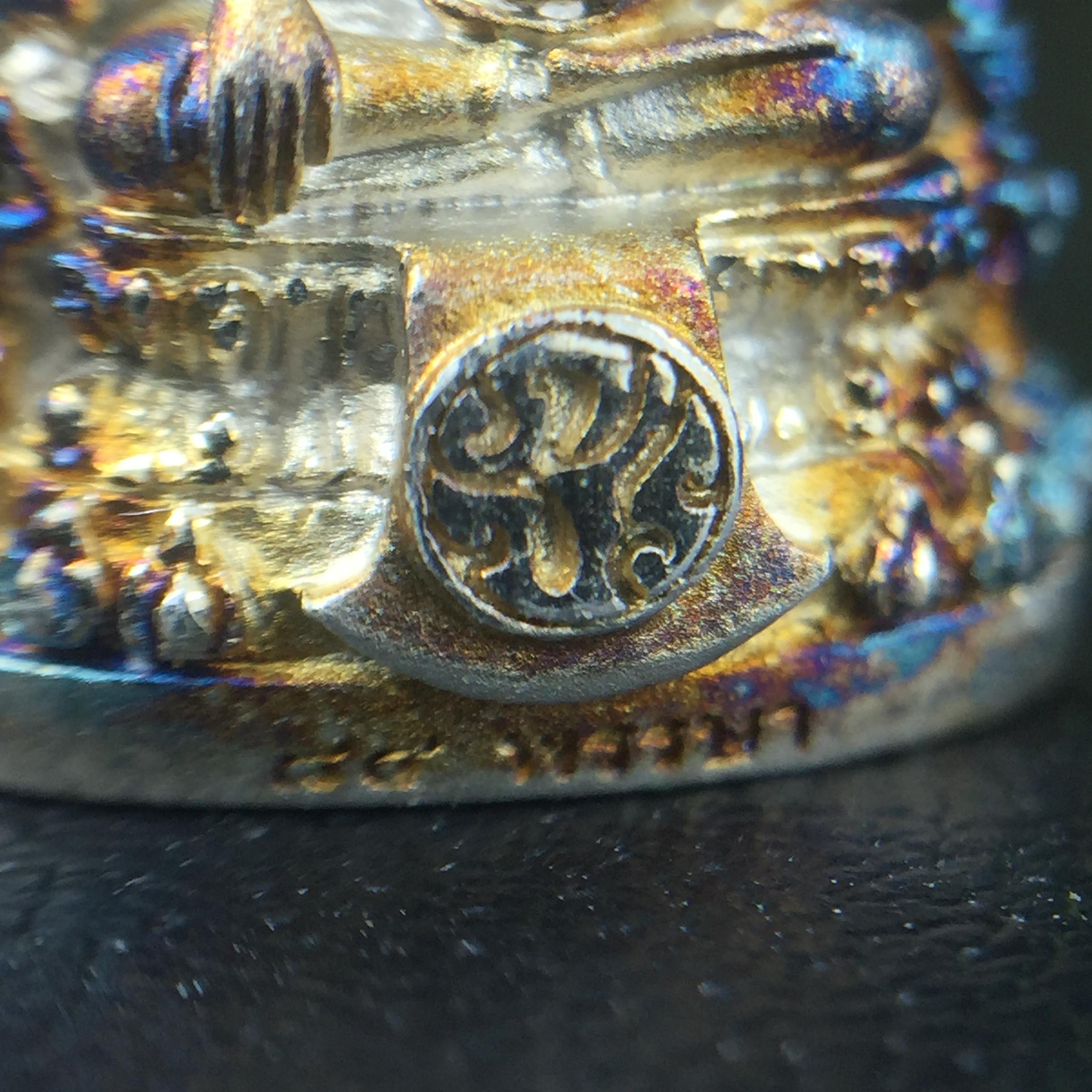 พระพุทธชินราช(จำลอง) ภปร. 84 พรรษา เนื้อเงินชุบทองคำขาว พิมพ์เล็กขนาดหน้าตัก 1/4 นิ้ว (สภาพผิวเดิมสวย ขึ้นสีรุ้งธรรมชาติ แบบนิยม)(พระราชทานมวลสาร จิตรลดาและเส้นพระเจ้า(เส้นผม))