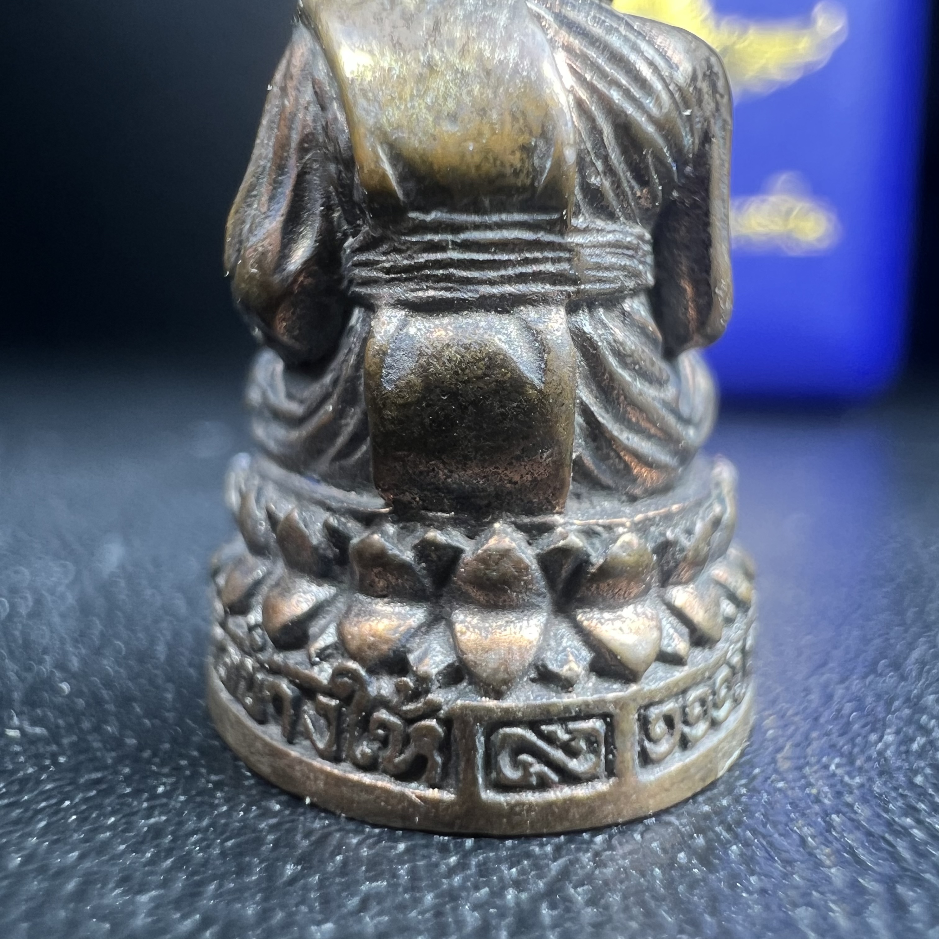 รูปเหมือนหล่อลอยองค์หลวงปู่ทวด รุ่น 111ปี กระทรวงกลาโหม เนื้อนวโลหะรมดำ-ปัดเงา ปี2540 พิธีใหญ่ เข้มขลัง นิยม พร้อมกล่องบรรจุเดิม(คัดสภาพสวยผิวเทพๆผิวรุ้งๆ)ทั้งพิธีทั้งพุทธศิลป์ทรงคุณค่าอีกหนึ่งรุ่นยอดนิยม