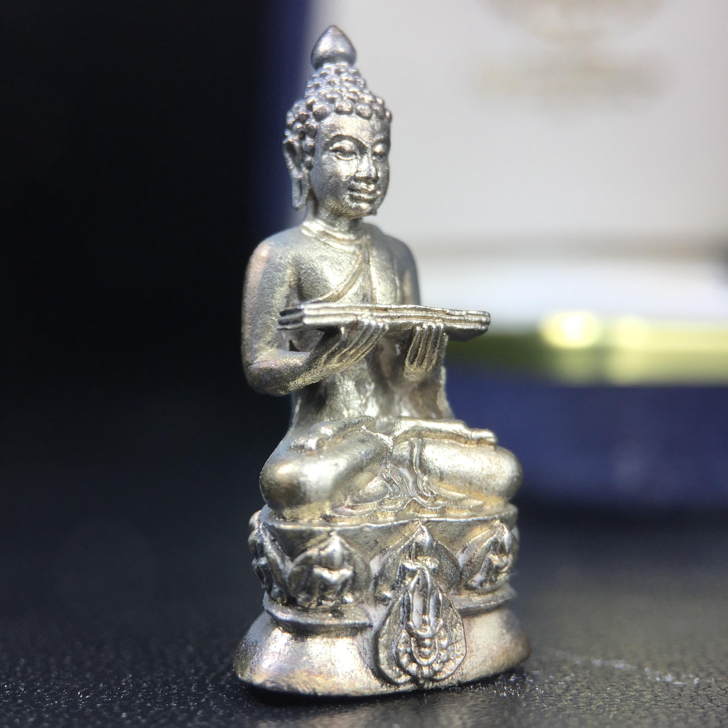 พระกริ่งปรมานุชิตชิโนรส วัดพระเชตุพนวิมลมังคลาราม(วัดโพธิ์) ปี2533 เนื้อเงิน ( ในหลวงรัชกาลที่9เสด็จเททอง)พิธีใหญ่ งดงามด้วยพุทธศิลป์เปี่ยมด้วยพุทธคุณ อีกหนึ่งรุ่นที่แนะนำสะสมบูชา