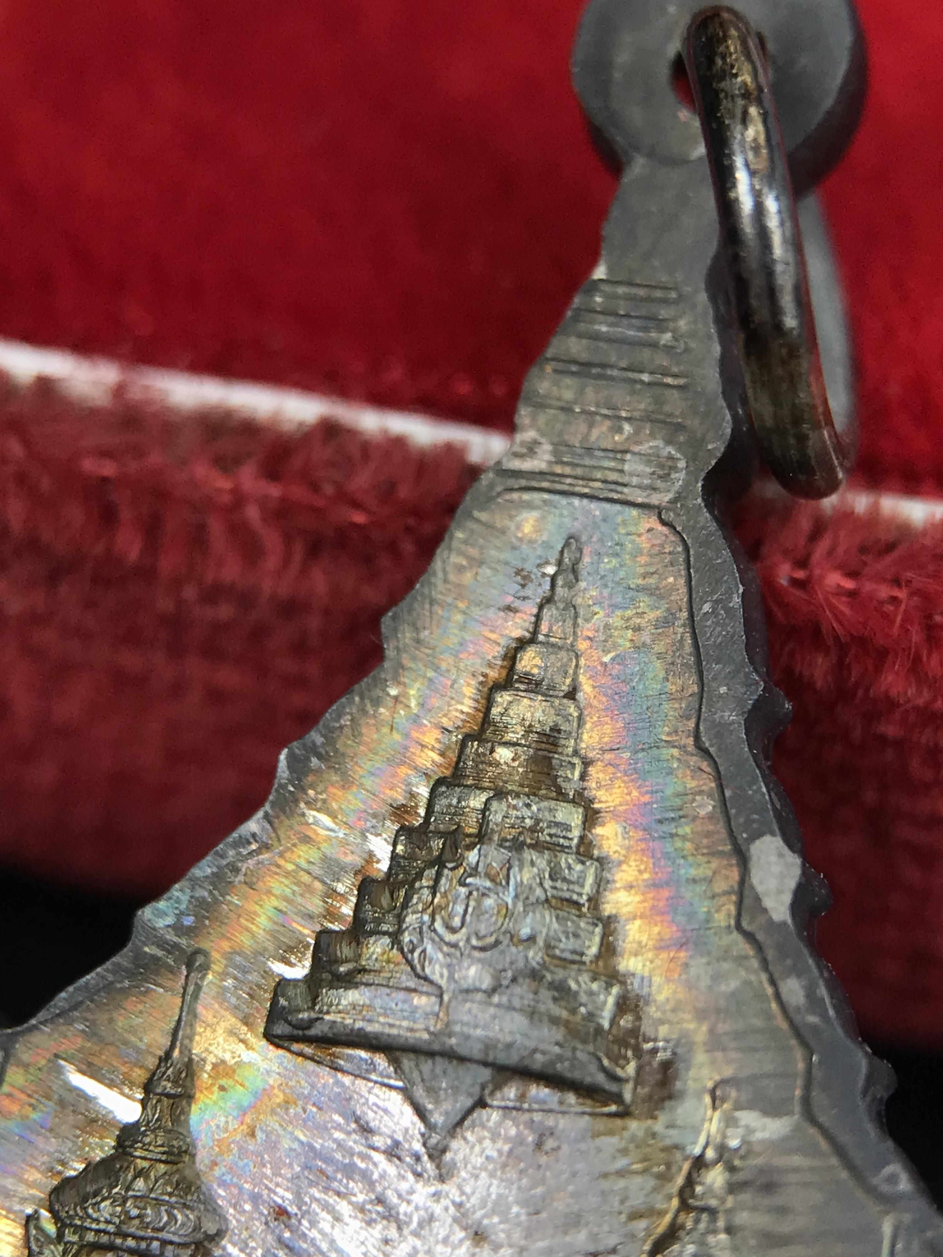 เหรียญพระพุทธญาณนเรศวร์ รุ่นแรก หลังพระปรมาภิไธย ภปร.และ สก.วัดญาณสังวราราม จ.ชลบุรี ปี 2527 เนื้อเงิน(ผิวเดิม ขึ้นรุ้งผิวน้ำทองกระจายทั่วเหรียญสวยมาก)ขนาด 2.3 x 3.8 ซม. พร้อมกล่องเดิม สมเด็จพระญาณสังวร ประธานในพิธีมหาพุทธาภิเษก(เนื้อเงินพบเจอน้อย หายาก)