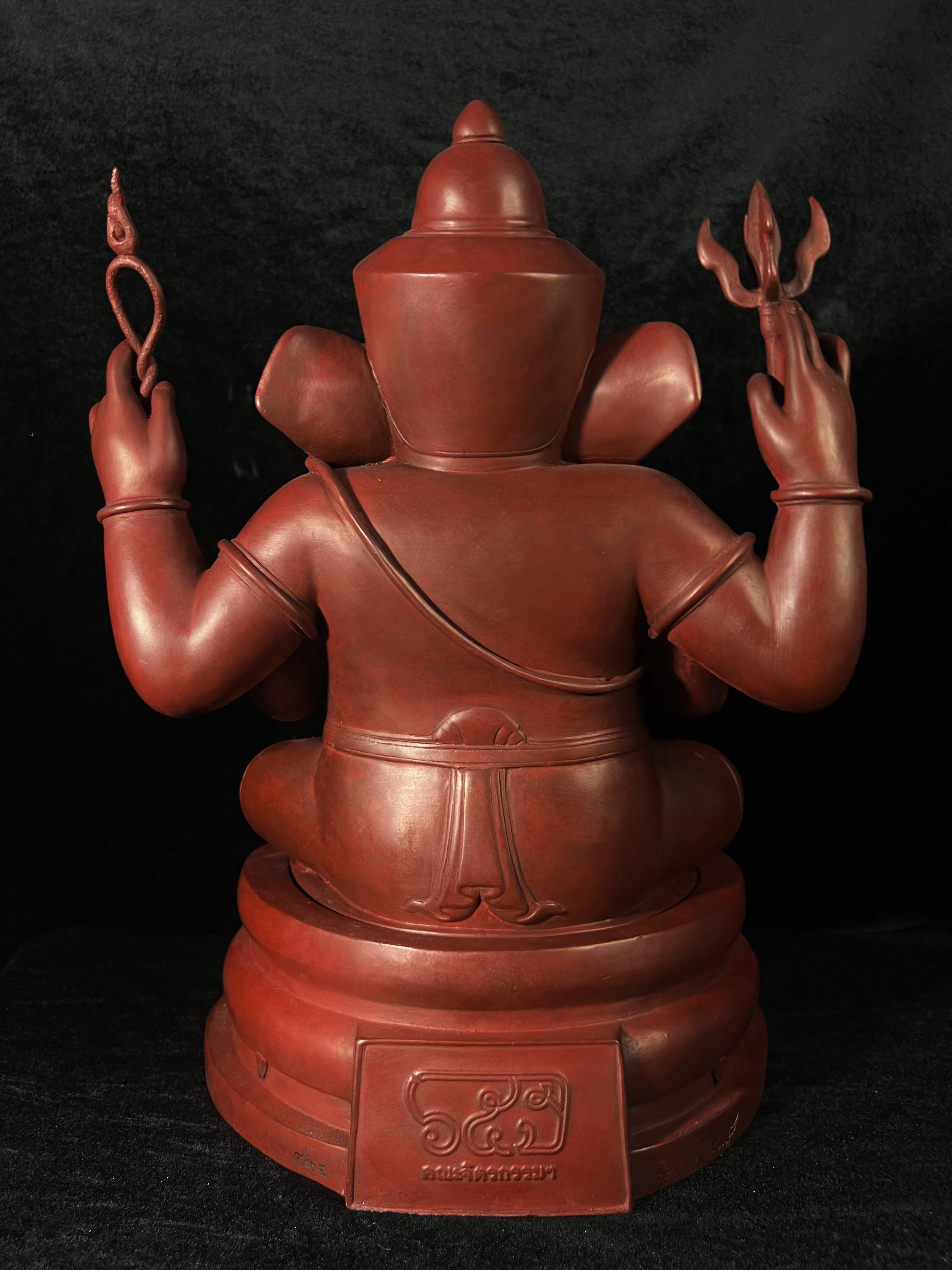 พระพิฆเนศวร 65 ปี คณะจิตรกรรมฯ มหาวิทยาลัยศิลปากร ปี 2551 ขนาดบูชาลอยองค์ หน้าตัก 9 นิ้ว(เนื้อสำริดแดงพลาติน่า)***สีแดงหายาก*** ออกแบบและปั้นโดย รองศาสตราจารย์วิชัย สิทธิรัตน์ ปัจจุบันดำรงตำแหน่งทางวิชาการเป็นศาตราจารย์ ศิลปินแห่งชาติสาขาประติมากรรม