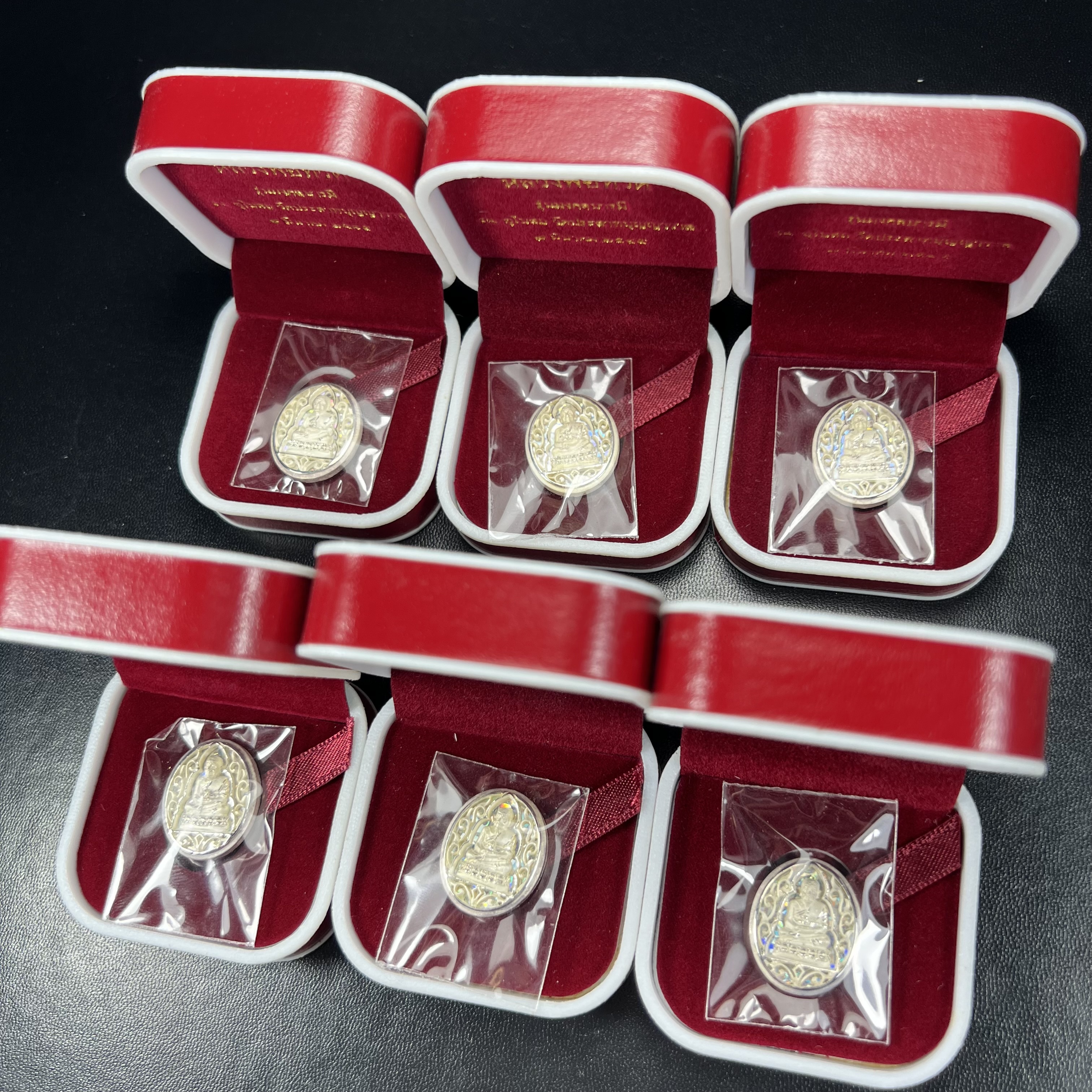 เหรียญหลวงพ่อทวด รุ่นมงคลบารมี วัดประสาทบุญญาวาส ปี 2545 เนื้อเงิน พิมพ์ทรงรูปไข่เล็ก(ขนาด 2.0*1.8 ซม.)ฉลุลายฉากพี้นหลังสีรุ้งสามมิติสวยงาม ตอกโค๊ตมีหมายเลข สภาพสวยซีนซองเดิมพร้อมกล่องบรรจุเดิมครบ***เดินทางปลอดภัยหลวงพ่อทวดคุ้มครอง****