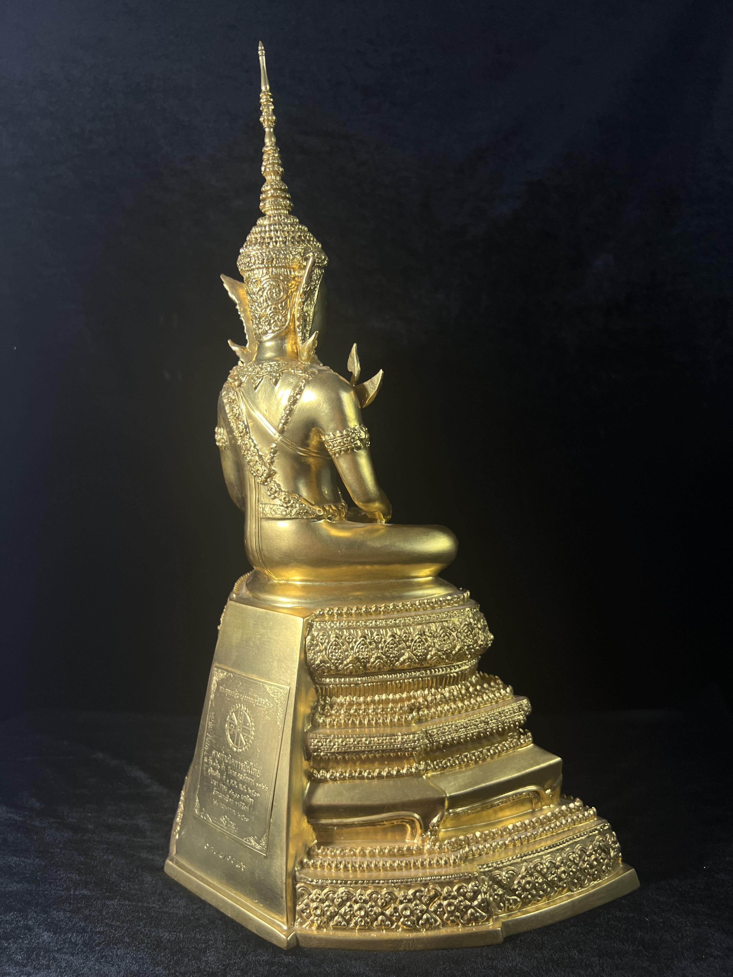 พระพุทธปฏิมาสุวรรณภูมิสิริโชค ภปร. การบินไทยจัดสร้างขึ้น เนื่องในวโรกาสมหามงคลเฉลิมพระชนมพรรษาของพระบาทสมเด็จพระเจ้าอยู่หัวรัชกาลที่ 9 ครบ 80 พรรษา ขนาดหน้าตัก 5 นิ้ว สูง 16 นิ้ว ปิดทองสวิส 99.9 เปอร์เซนต์ (พิธีใหญ่ พุทธศิลป์งดงาม หายาก)องค์หมายเลข ๙๗๘