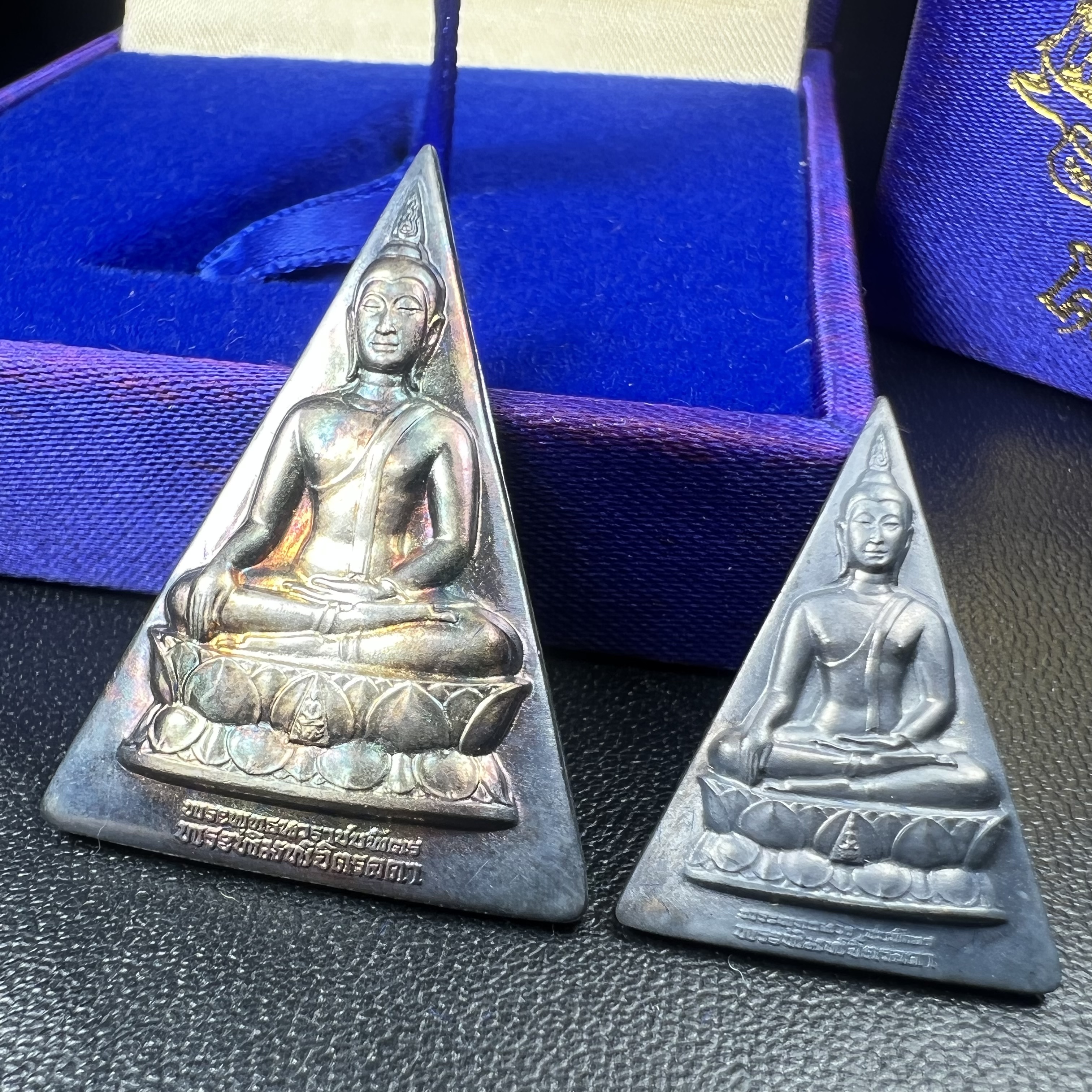 พระพุทธนวราชบพิตร พระพิมพ์จิตรลดา โครงการหลวง ปี2539 (พิมพ์ใหญ่+พิมพ์เล็ก) เนื้อเงินผิวเดิมขึ้นสีรุ่ง สวย แบบนิยมพร้อมกล่องบรรจุเดิม พิธีใหญ่ ปลุกเสกวัดพระแก้ว(1ชุด 2 องค์)
