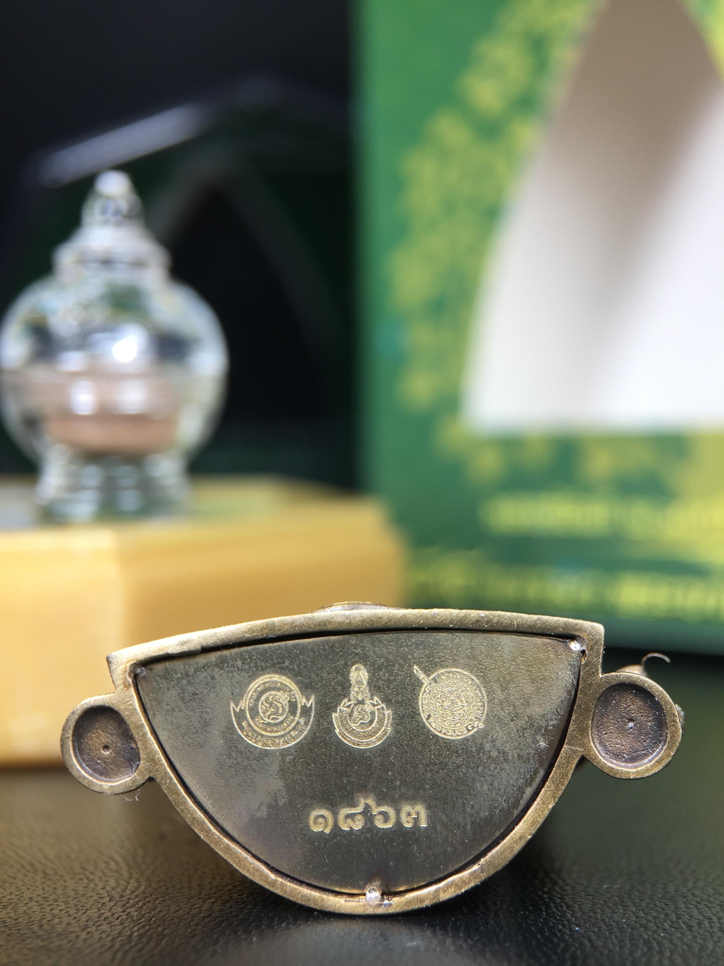 พระพุทธชินราช(จำลอง) ภปร. 84 พรรษา เนื้อบรอนซ์รมดำซาติน พิมพ์ใหญ่ขนาดหน้าตัก 3/4 นิ้ว (พระราชทานมวลสาร จิตรลดาและเส้นพระเจ้า(เส้นผม)รัชกาลที่9)พุทธศิลป์ทรงคุณค่าอีกหนึ่งรุ่นยอดนิยม(1ใน5000องค์)