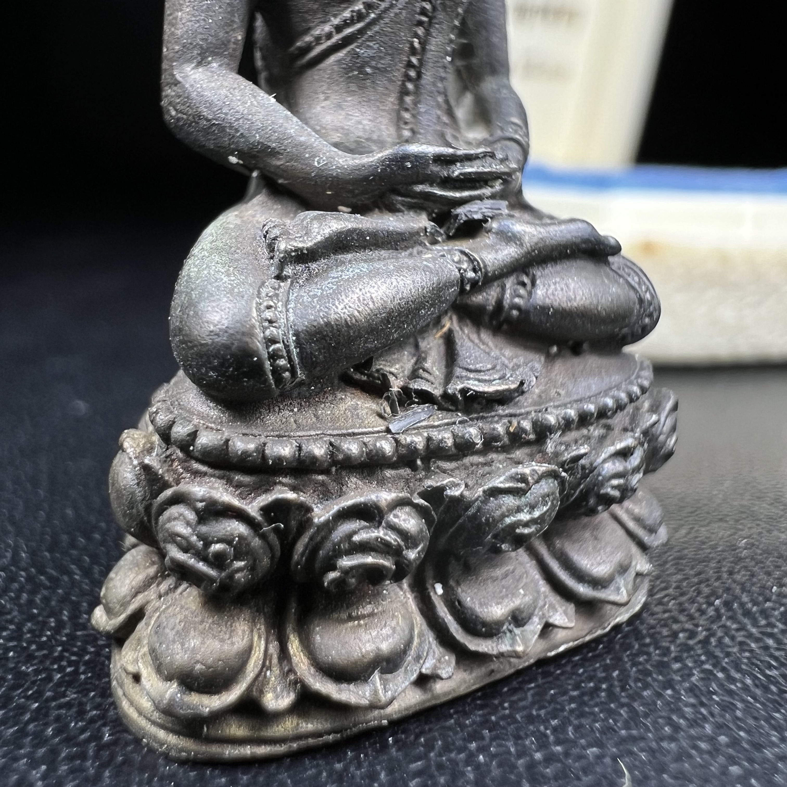 พระกริ่งพิชัยรังสี รุ่นแรก วัดป่าชัยรังสี จ.สมุทรสาคร ปี 2531 เนื้อนวโลหะ ออกแบบโดยนายช่างเกษม มงคลเจริญ ช่างมือหนึ่งแห่งยุค ปลุกเสกโดยพระเกจิอาจารย์ที่มีชื่อเสียงในยุคนั้นมาร่วมพิธีกันหลายรูป พุทธศิลป์ออกแบบได้สวยงดงาม พร้อมกล่องบรรจุเดิมครบ