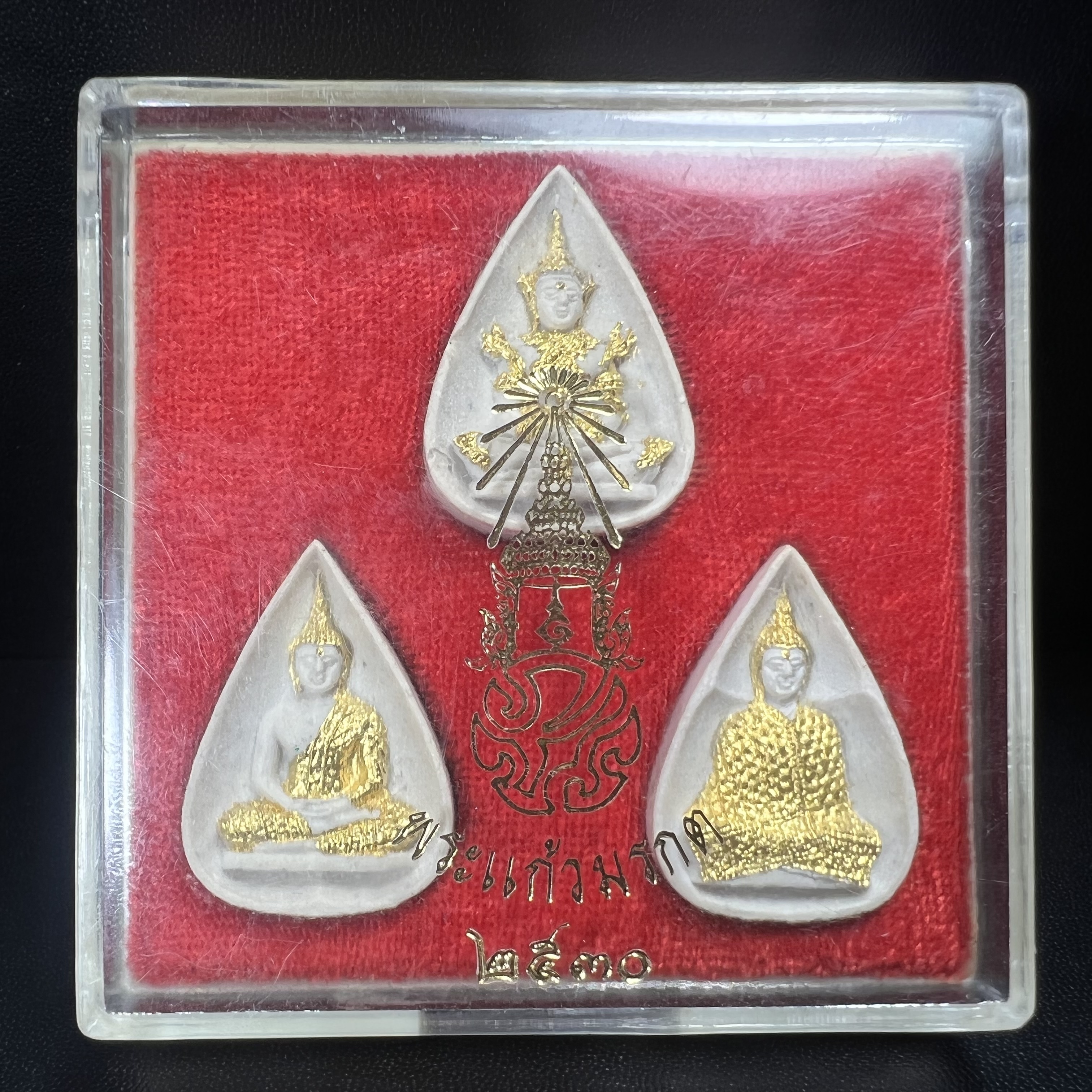 พระแก้วมรกต หลัง ภปร. เนื้อผง ปี2530 พระดี พิธีใหญ่ ประกอบพิธีพุทธาภิเษกพร้อมกับพิธีพระกริ่งปวเรศ ปี2530 วัดบวรนิเวศและวัดพระแก้ว(ครบชุดสามฤดูกล่องเดิมครบ)หายาก