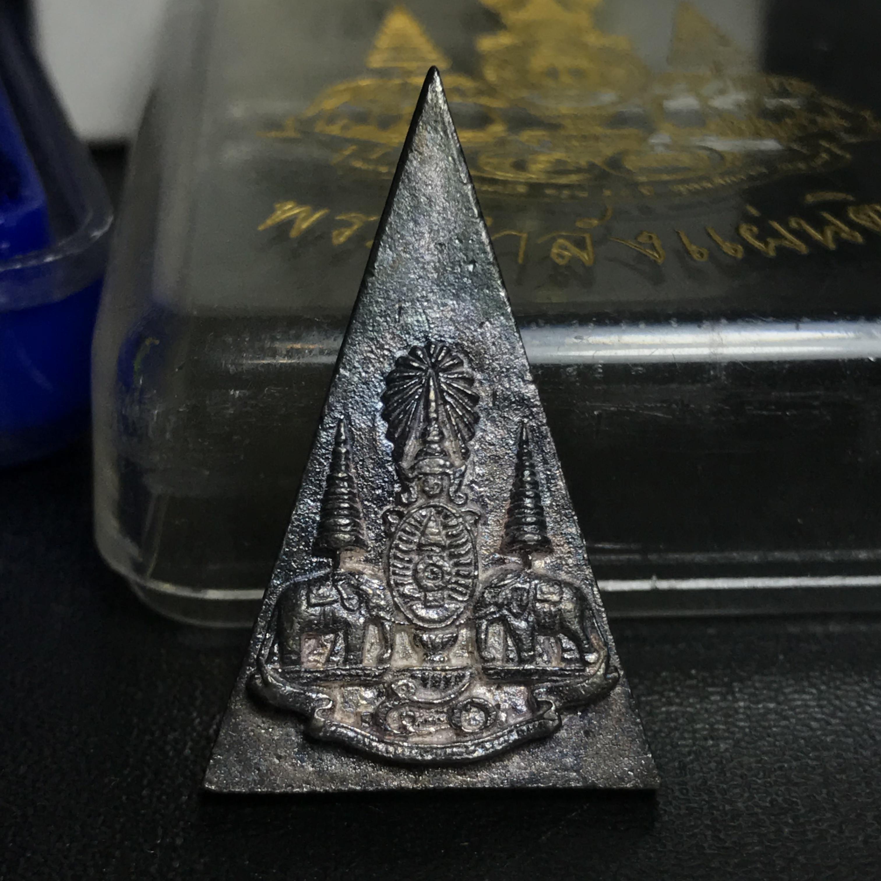 พระกำลังแผ่นดิน (สมเด็จจิตรลดา2) จัดสร้างเฉลิมพระเกียรติ ร.9 ครองราชย์ 50 ปี 2539 เนื้อเงิน(ผิวเดิมขึ้นสีรุ้งสวยมาก)(สร้างน้อยหายาก)พร้อมกล่องบรรจุเดิมครบสมบูรณ์ยุคแรก(1ใน2539องค์)