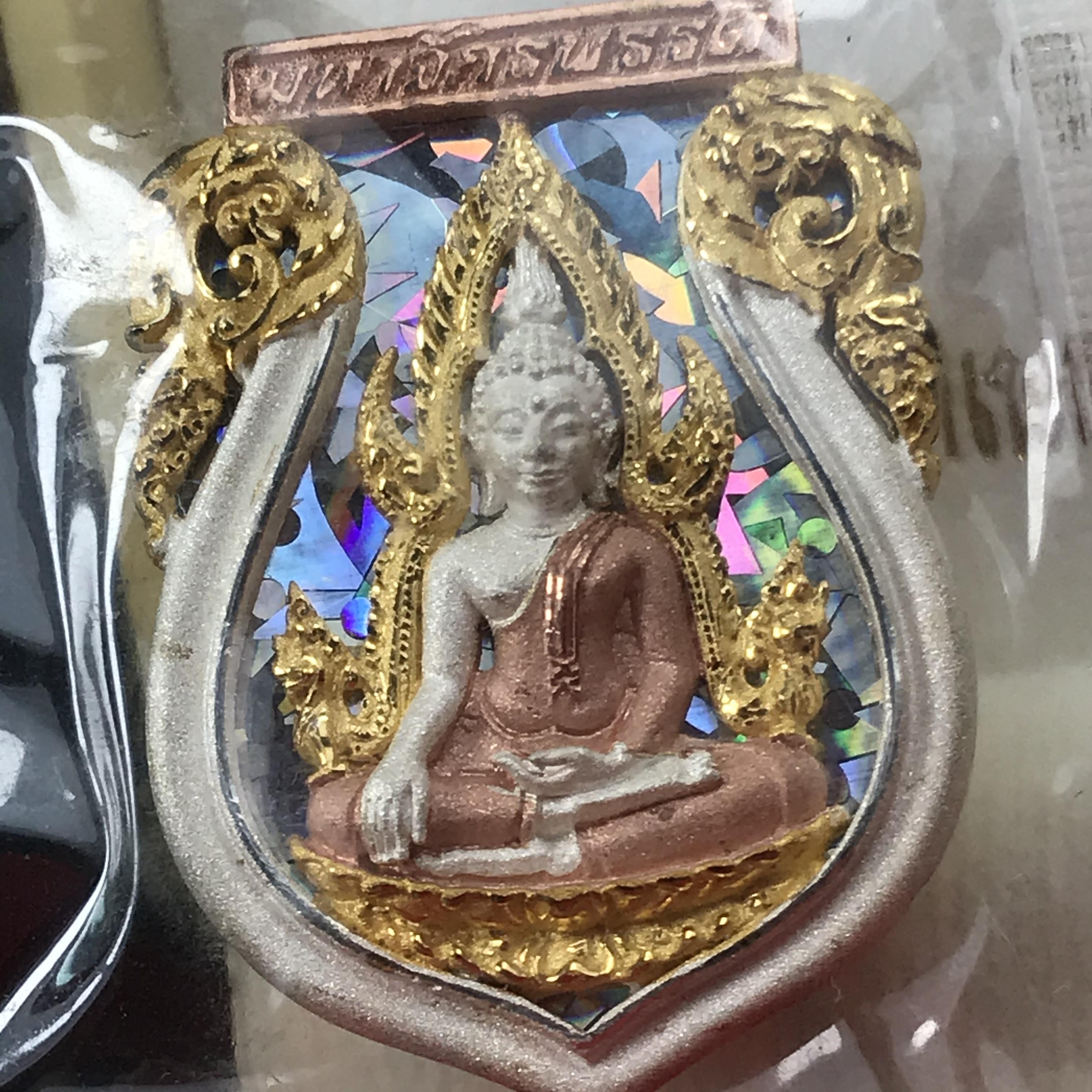 เหรียญพระพุทธชินราชเสมา รุ่น มหาจักรพรรดิ ปี 2545 วัดพระศรีรัตนมหาธาตุวรวิหาร จ.พิษณุโลก พิมพ์ใหญ่ เนื้อเงินสามกษัตริย์(ฉากพื้นหลังสามมิติ) ตอกโค๊ตและหมายเลข ซีนเดิมกล่องบรรจุเดิม คัดสวยสมบูรณ์