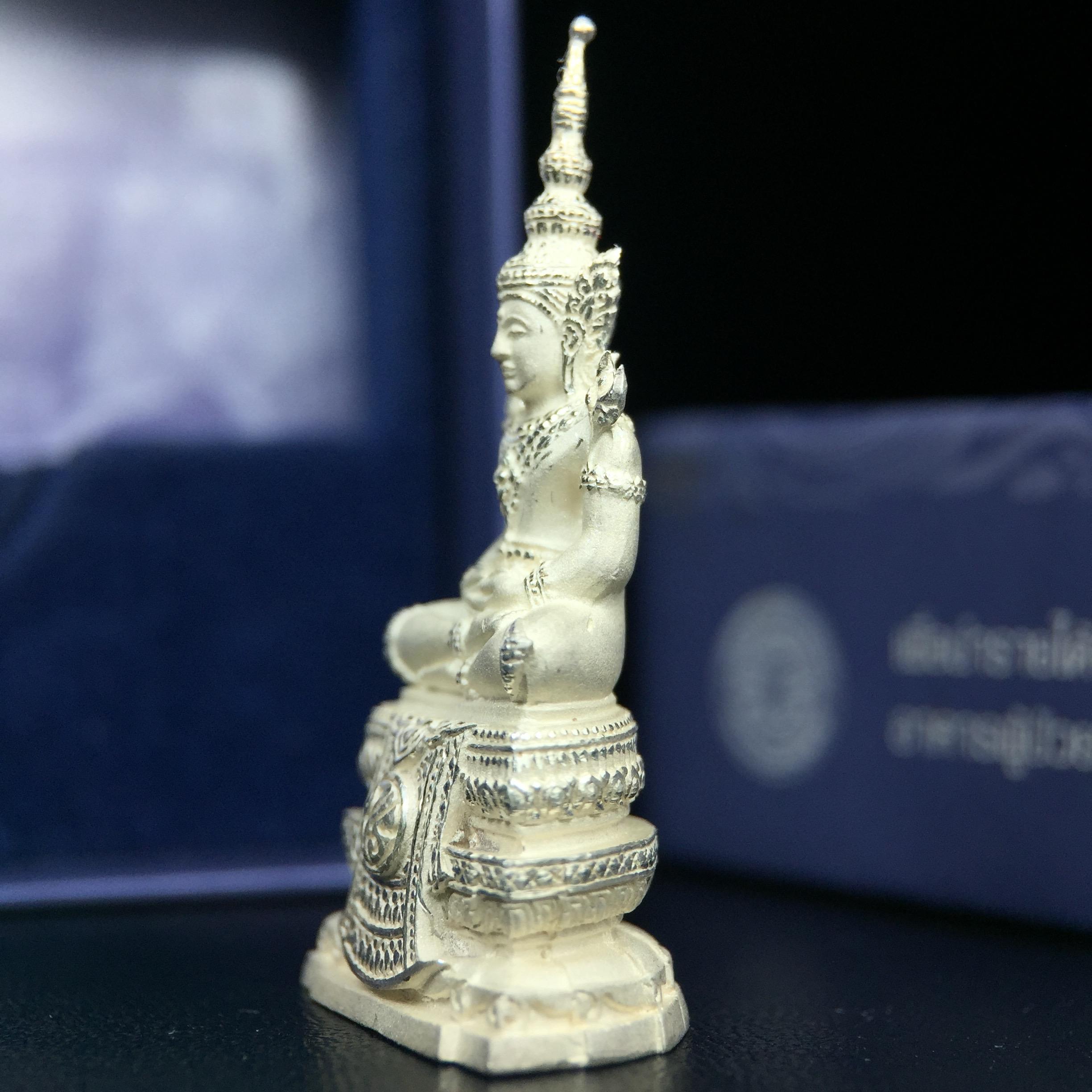 พระแก้วมรกต ภปร. ปี2547 จัดสร้างโดย รพ.ภูมิพลฯ เนื้อเงิน ลอยองค์ หน้าตัก 1/2 นิ้ว งดงามทรงคุณค่าอีกหนึ่งรุ่นยอดนิยม หายาก(1ใน3000องค์)