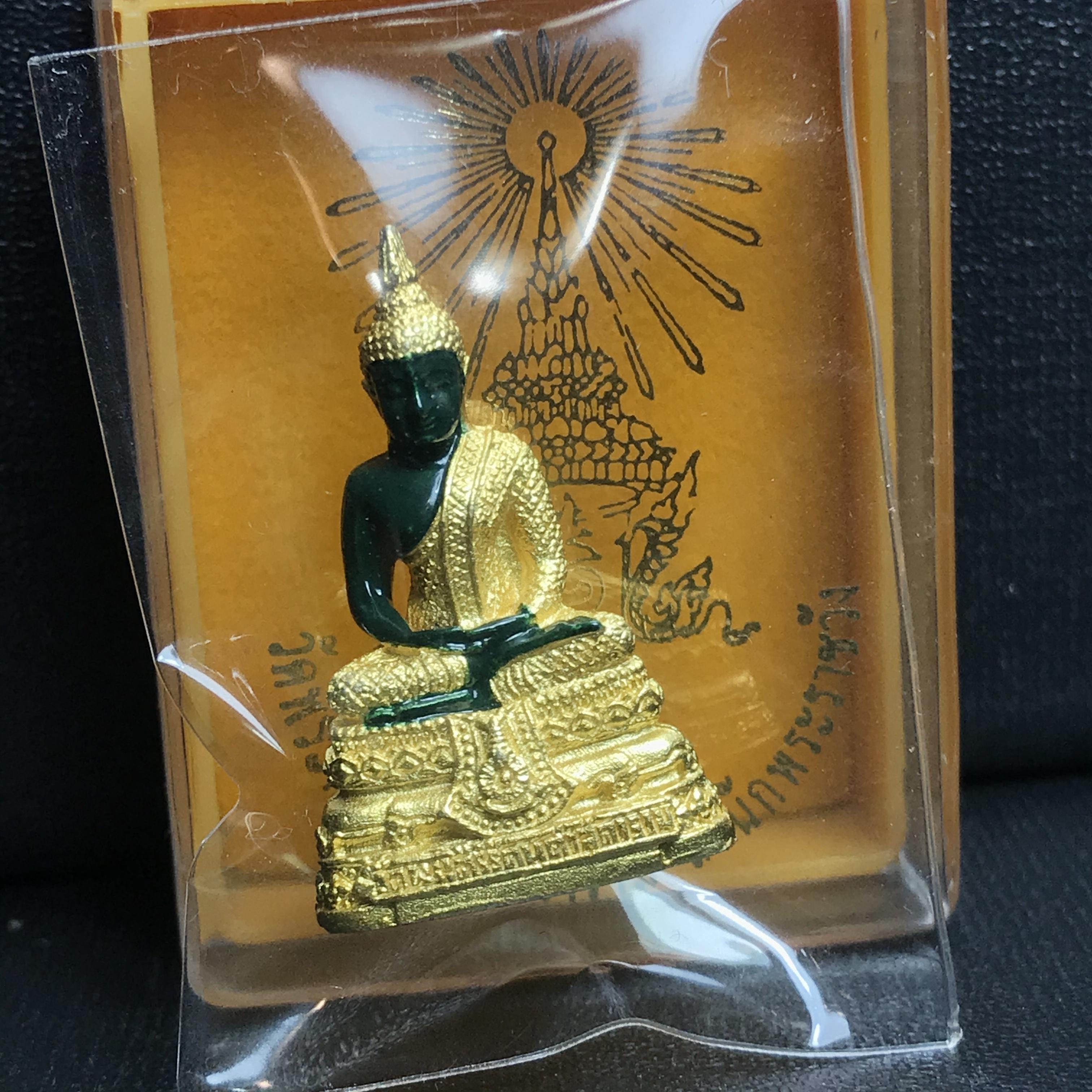 พระพุทธมหามณีรัตนปฏิมากร(พระแก้วมรกต) วัดพระศรีรัตนศาสดาราม สำนักพระราชวัง จัดสร้าง ฤดูฝน(บรรจุมวลสารใต้ฐาน)