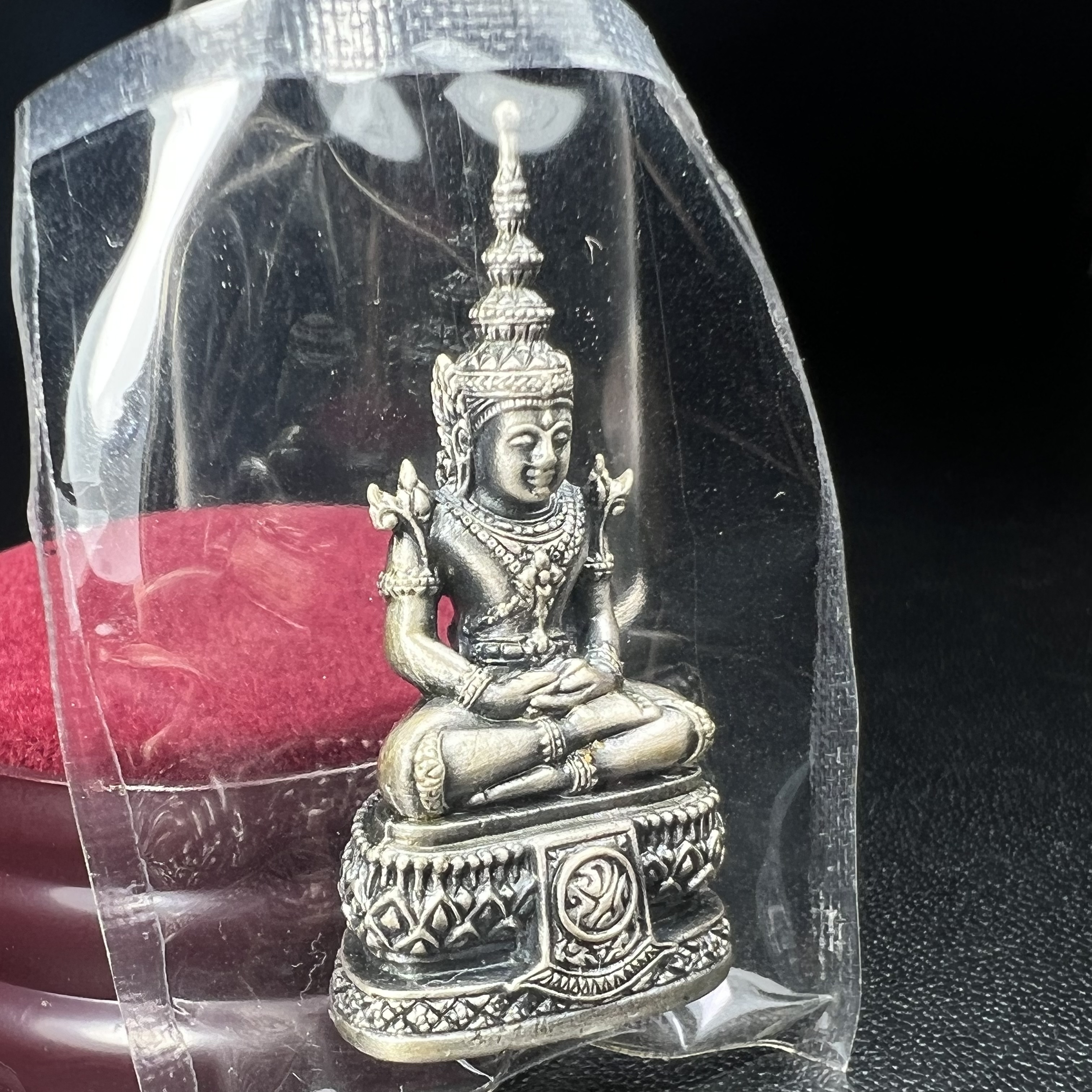 พระแก้วมรกต ภปร.(รุ่นแรก) ปี2545 รุ่นฉลองกรุงรัตนโกสินทร์ครบ 220 ปี พิมพ์ลอยองค์ใหญ่ เนื้ออัลปาก้า ชุบเงินลงดำ ขนาด 19*35 มม. พร้อมครอบตั้งโชว์เดิม องค์พระซีนซองเดิม สวยครบสมบูรณ์