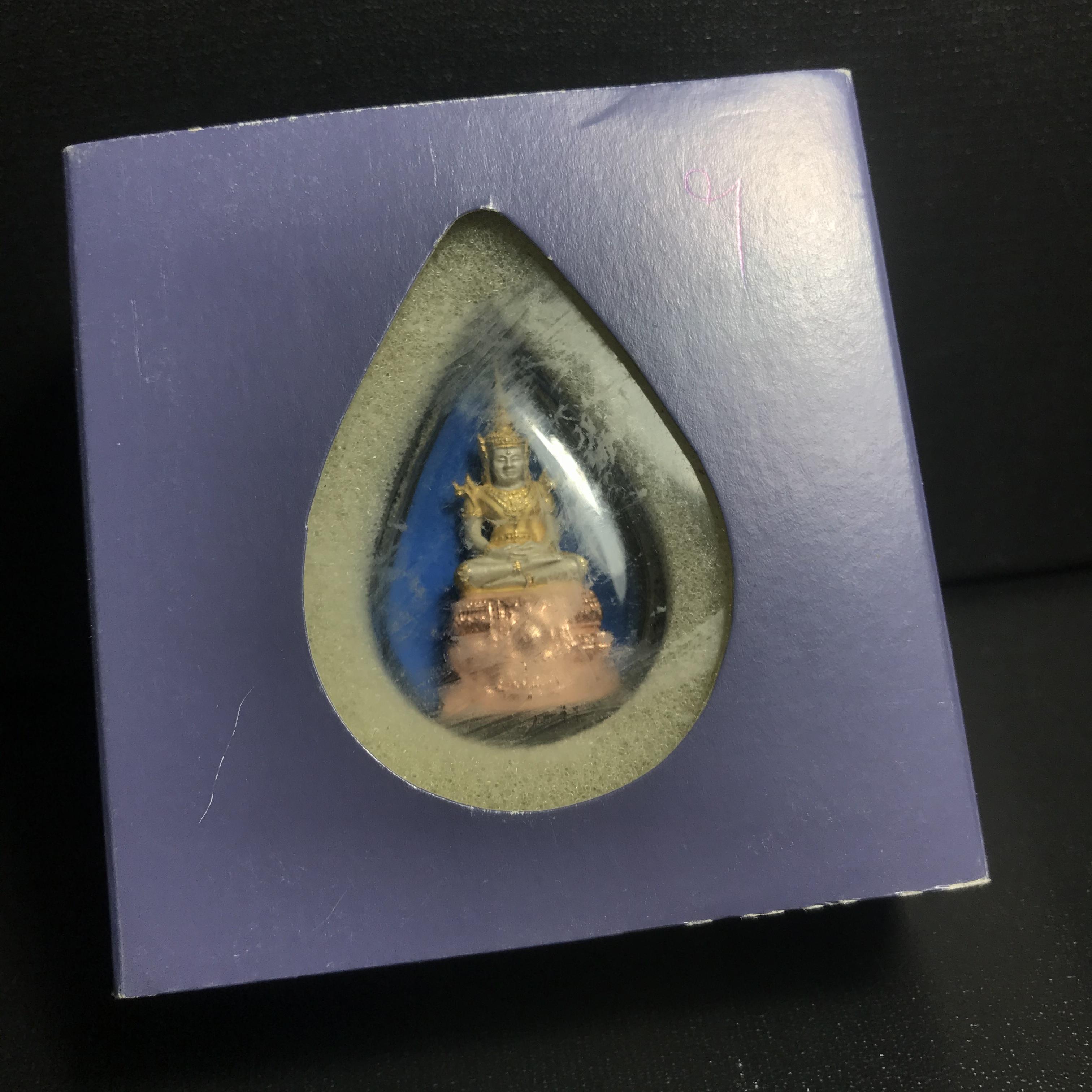 พระแก้วมรกต ภปร. ปี2547 จัดสร้างโดย รพ.ภูมิพลฯ เนื้อเงิน (3 กษัตริย์)ลอยองค์ หน้าตัก 1/2 นิ้ว(1ใน3000องค์)