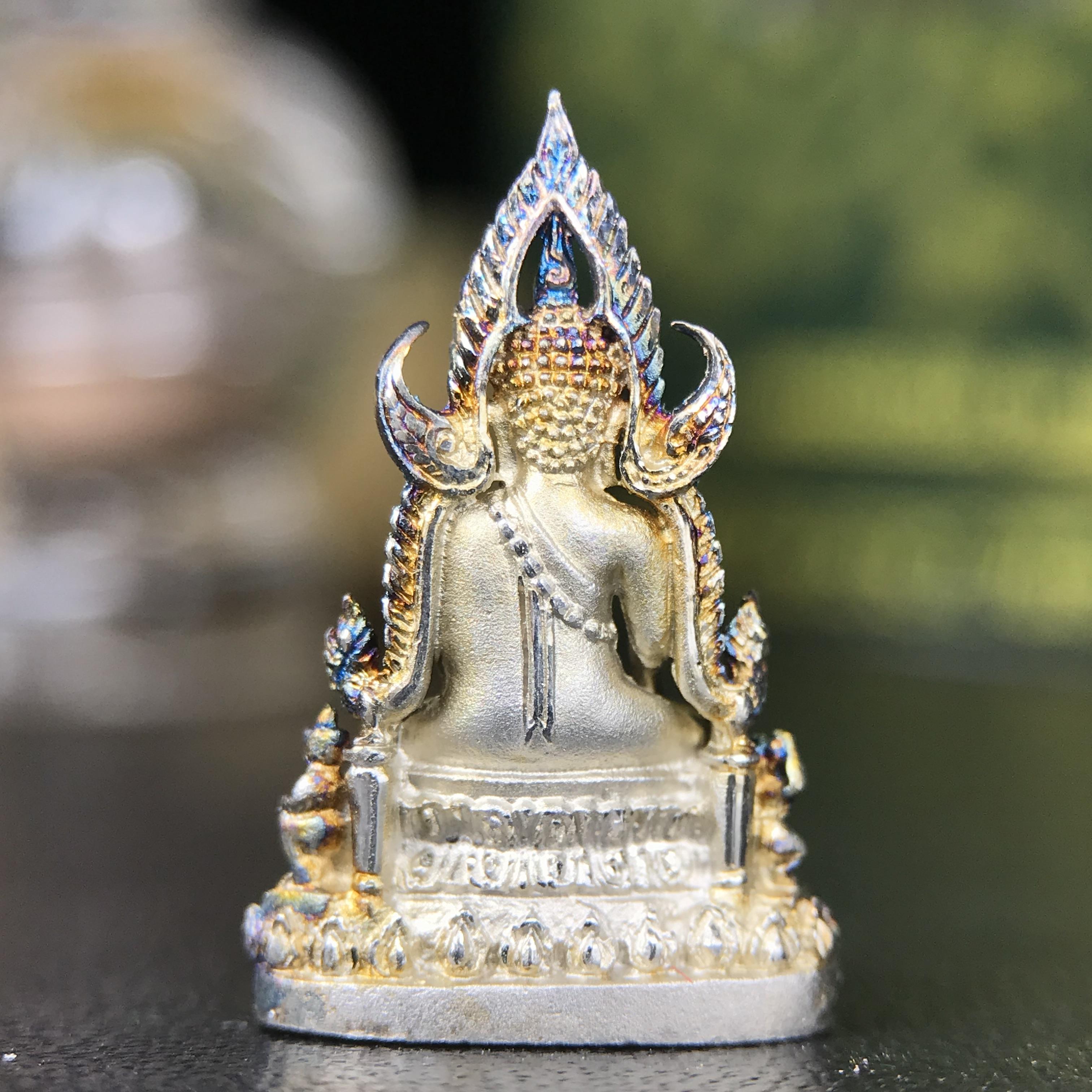 พระพุทธชินราช ภปร. 84 พรรษา พิมพ์เล็กขนาดหน้าตัก 1/4 นิ้ว(สูง 2.0 ซม.)เนื้อเงินชุบทองคำขาว (สภาพผิวเดิมสวย ขึ้นสีรุ้งธรรมชาติ แบบนิยม สวยมาก)(พระราชทานมวลสาร จิตรลดาและเส้นพระเจ้า(เส้นผม))พุทธศิลป์ทรงคุณค่าอีกหนึ่งรุ่นยอดนิยม