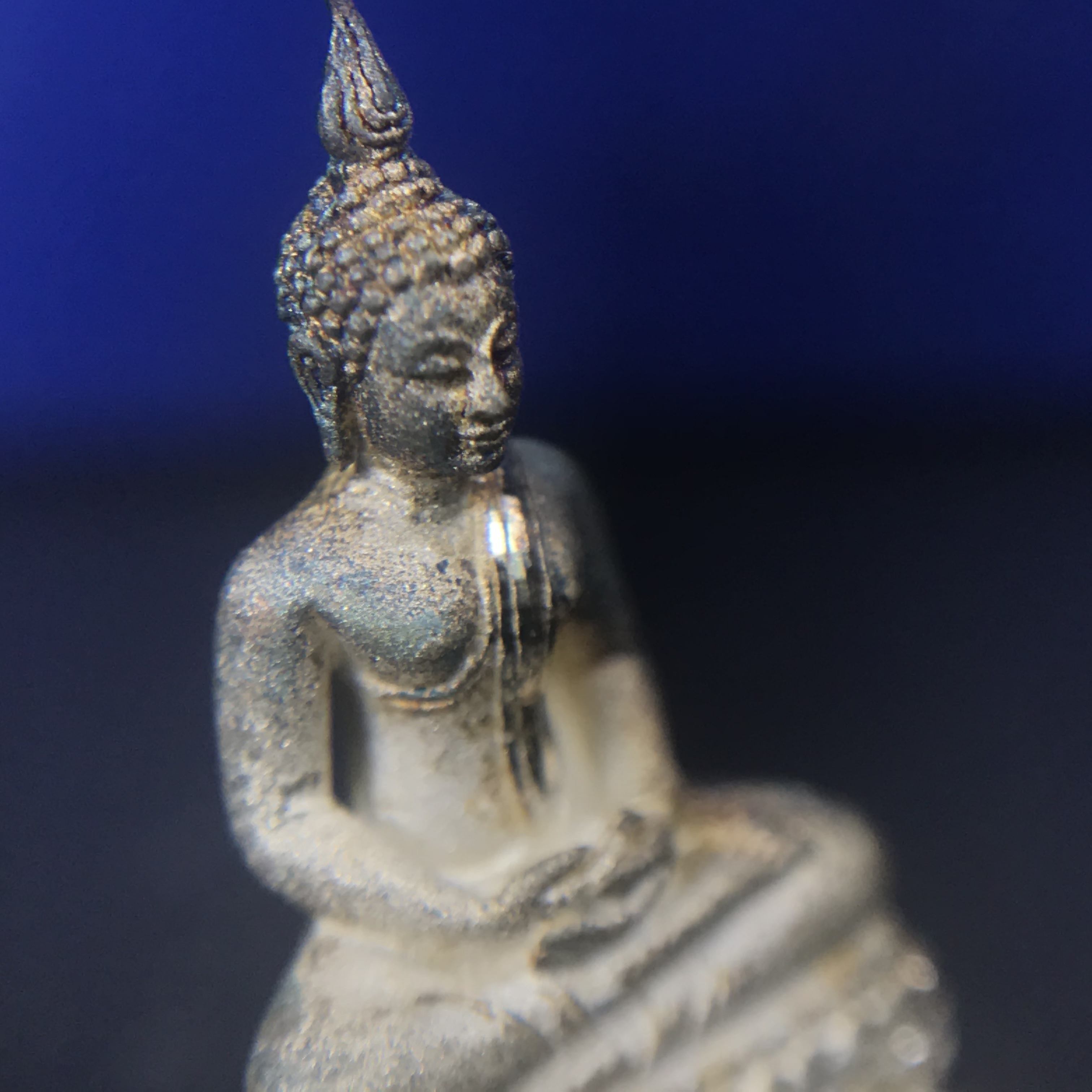 พระชัยวัฒน์พุทธสิหิงค์ ภปร. รุ่นสร้างหอพระธรรมศาสตร์ ปี2542 เนื้อเงิน(ผิวเดิม ขึ้นสีรุ้งธรรมชาติ แบบนิยม) มหาพิธี 3วาระอันยิ่งใหญ่