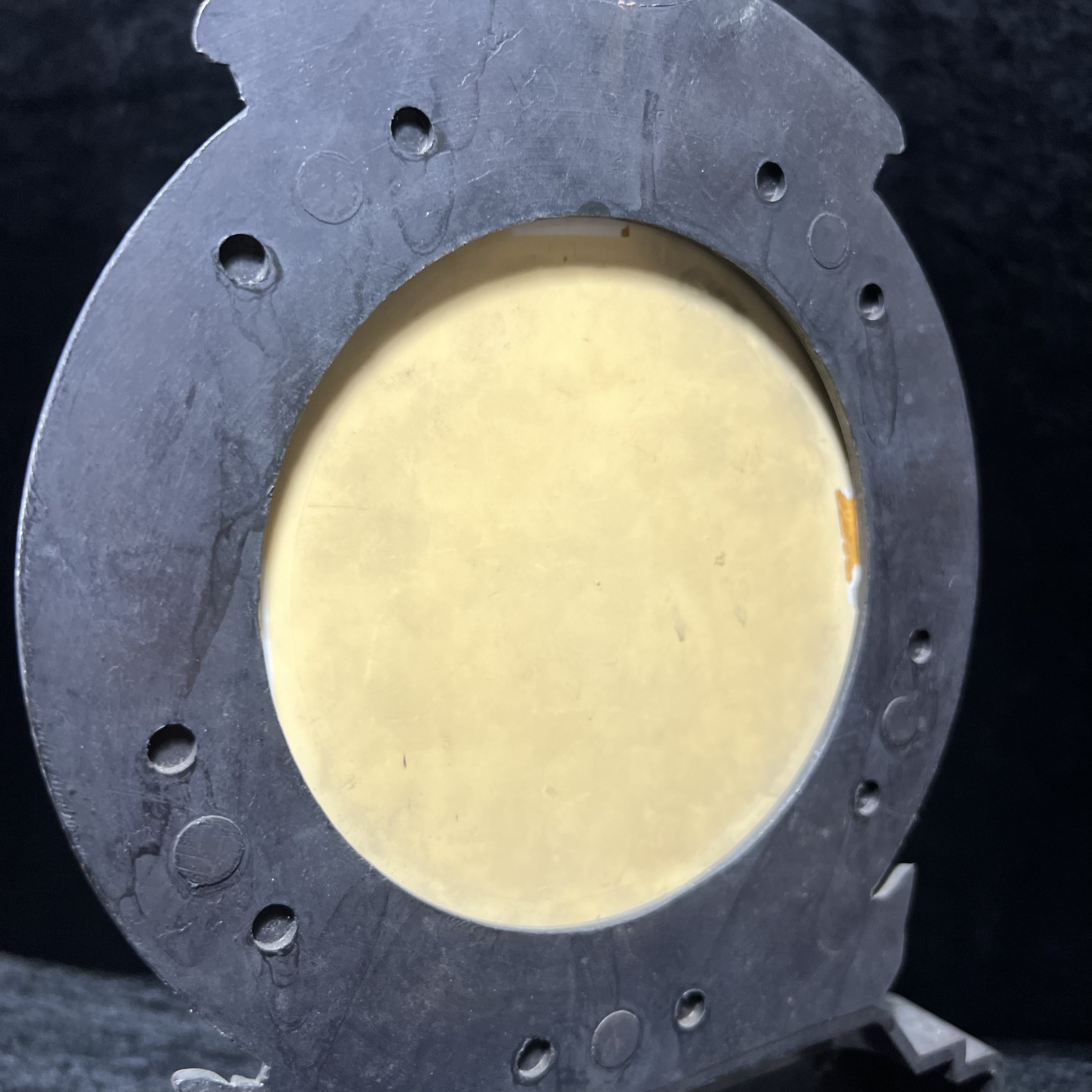 แผ่นโล่พระพิมพ์พระพุทธชินราชขนาดบูชา(กรรมการ) จำลองในแบบคล้ายนวโลหะเนื้อรีจิท พร้อมฐานโลหะกรอบซุ้มลายกนก ขนาดบูชาสูง13*8.5 นิ้ว วัตถุมงคลคุ้มเกล้าฯ มหามงคล รัชกาลที่ 9 จัดสร้างปี 2527 พิธีใหญ่ ยอดนิยมหายาก(พบเจอน้อยมาก)