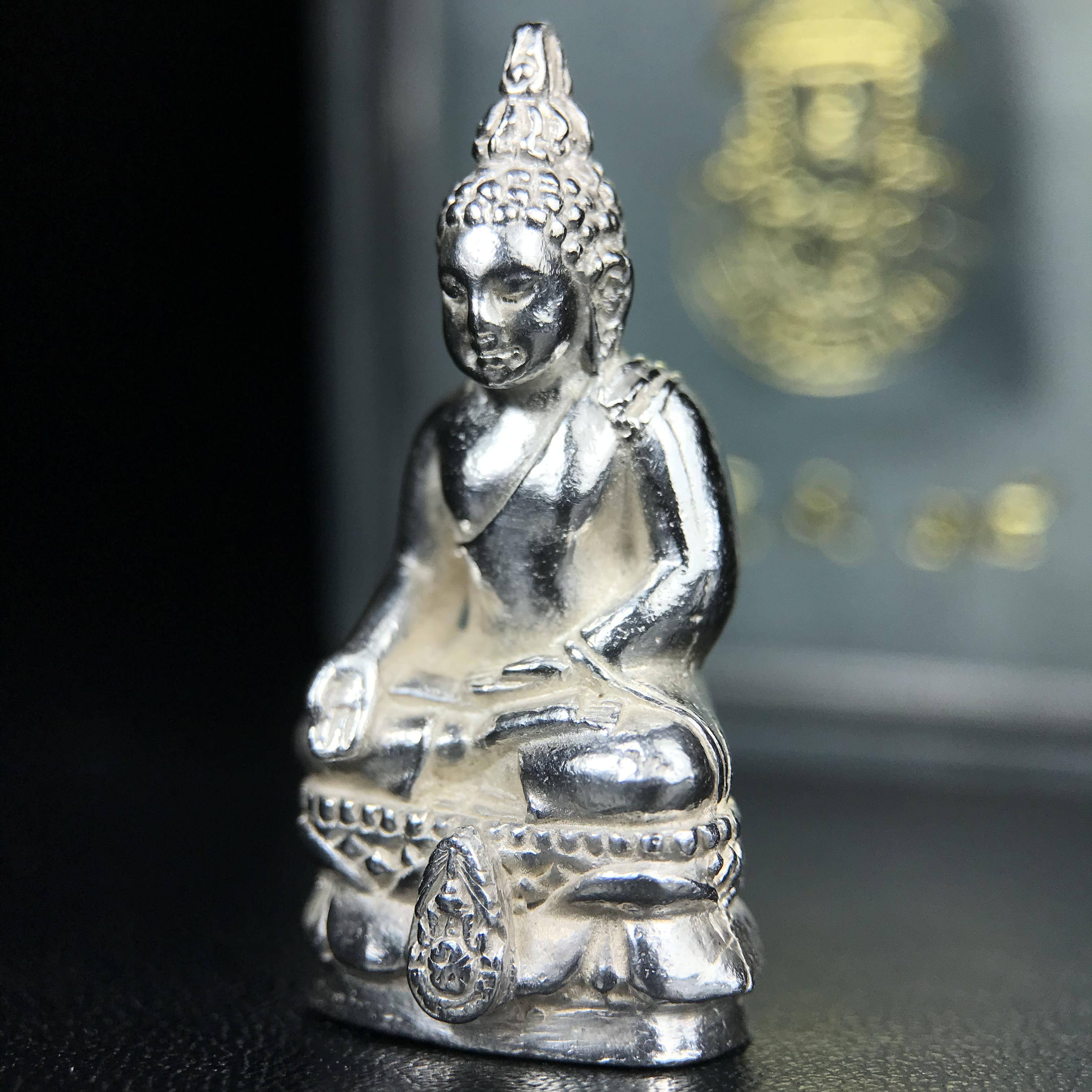 พระกริ่งไพรีพินาศ รุ่น ภปร. ราชวิทยาลัย ปี 2535 เนื้อเงิน(สภาพผิวขาวสวยใส)(ตอกโค้ดพระนามย่อ ญสส ใต้เศวตรฉัตร และ พระปรมาภิไธยย่อ ภปร.) ปลุกเสกโดยหลวงพ่อเปิ่น วัดบางพระและสมเด็จพระญาณสังวร สมเด็จพระสังฆราช วัดบวรนิเวศวิหาร(1 ใน 2535 องค์)