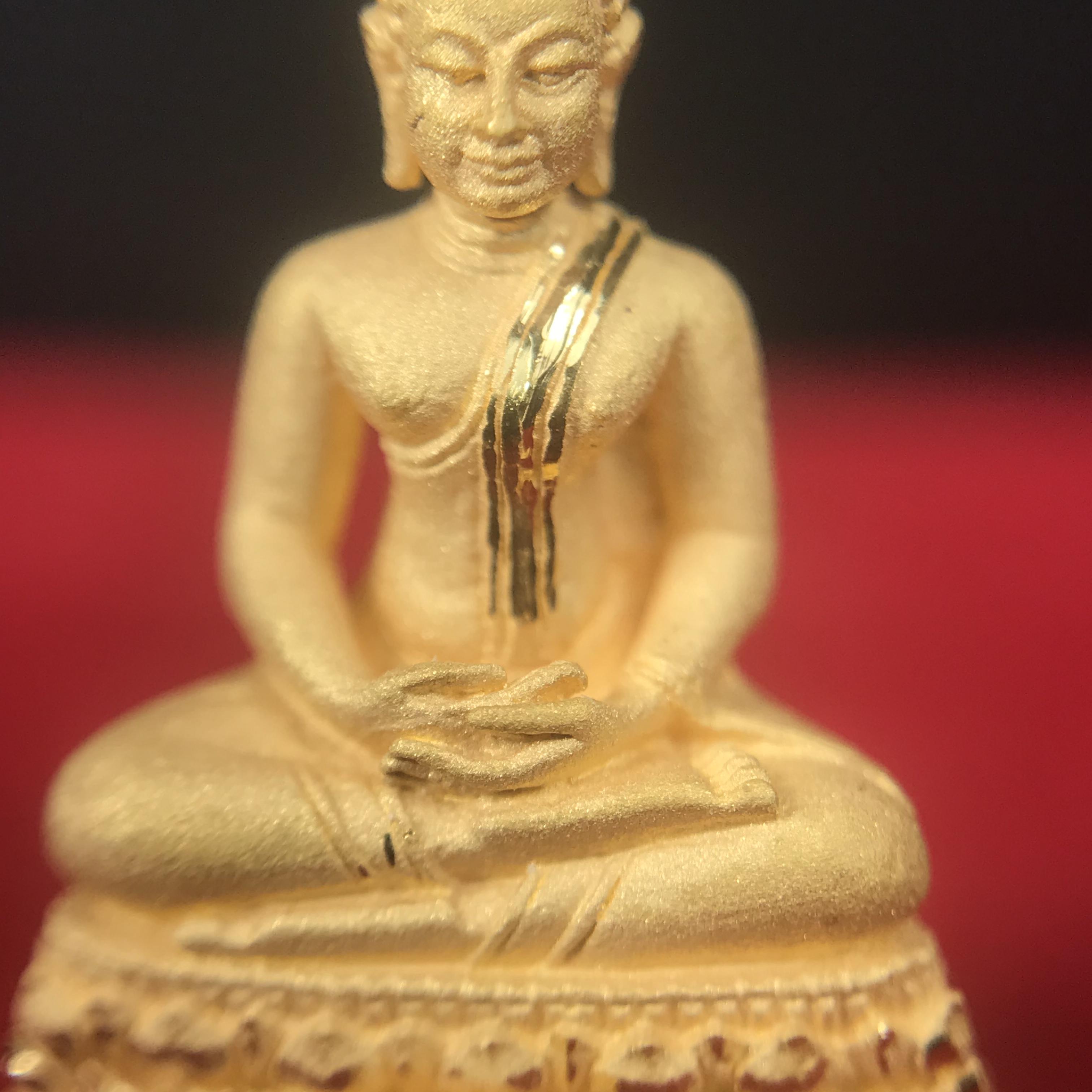 พระชัยวัฒน์พุทธสิหิงค์ ภปร. รุ่นสร้างหอพระธรรมศาสตร์ ปี2542 เนื้อทองคำ(5.9 กรัม) มหาพิธี 3วาระอันยิ่งใหญ่(1ใน5000องค์)