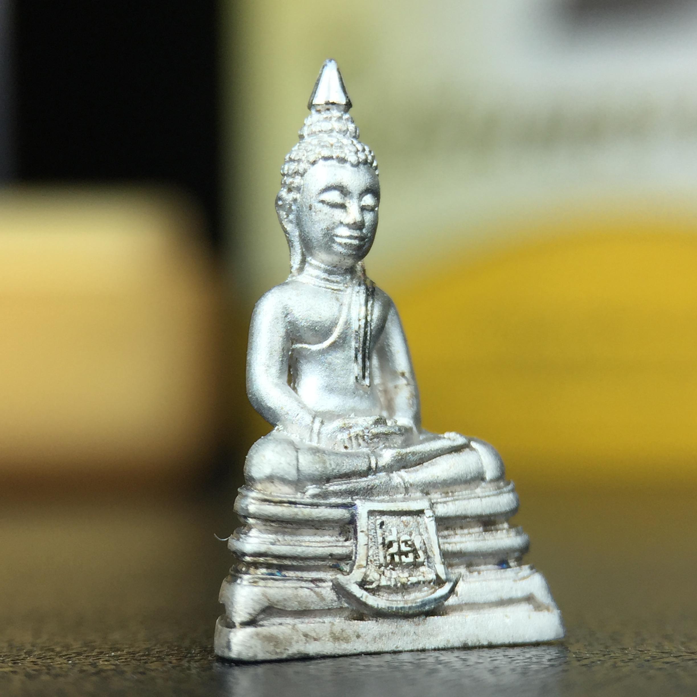 พระพุทธโสธร คุ้มเกล้าฯ ภปร.(ใต้ร่มพระบารมี คุ้มเกล้า) 60ปี รพ.ภูมิพลฯ พ.ศ.2552 เนื้อเงิน ชุบทองคำขาว(ลอยองค์พิมพ์ เล็ก ขนาด 11.5*10.5 มม.) 1 ใน 20000 องค์