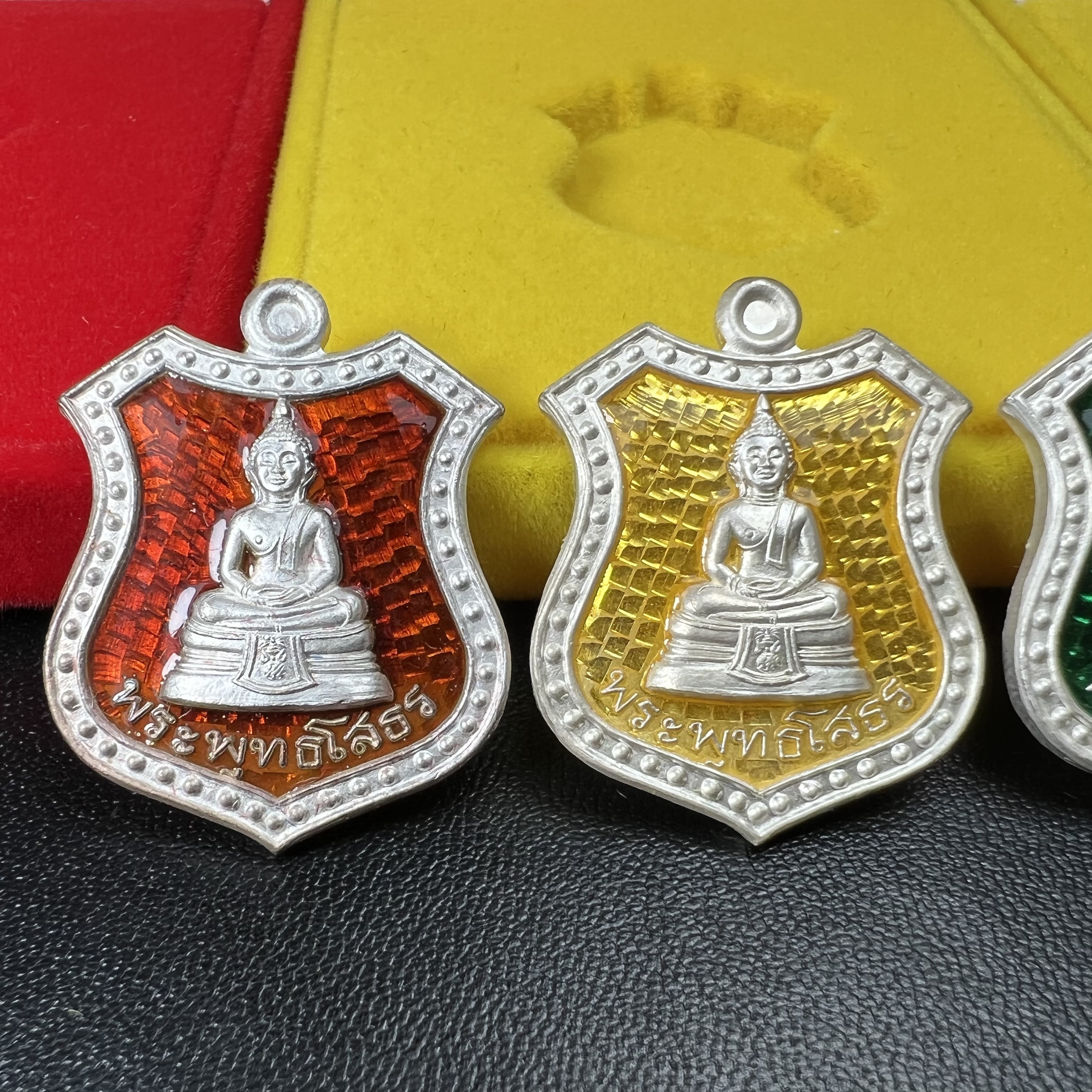 เหรียญหลวงพ่อโสธร ภปร. รุ่นกาญจนาภิเษก จัดสร้างในมงคลวโรกาสที่พระบาทสมเด็จพระเจ้าอยู่หัวรัชกาลที่9 เสด็จเถลิงถวัลย์สิริราชสมบัติ ครบ 50 ปี ในพุทธศักราช 2539 เนื้อเงินลงยา(สีแดง สีเหลือง สีน้ำเงิน สีเขียว)ครบชุดรวม 4 เหรียญ(พิธีใหญ่เข้มขลัง)1 ใน 9950 ชุด