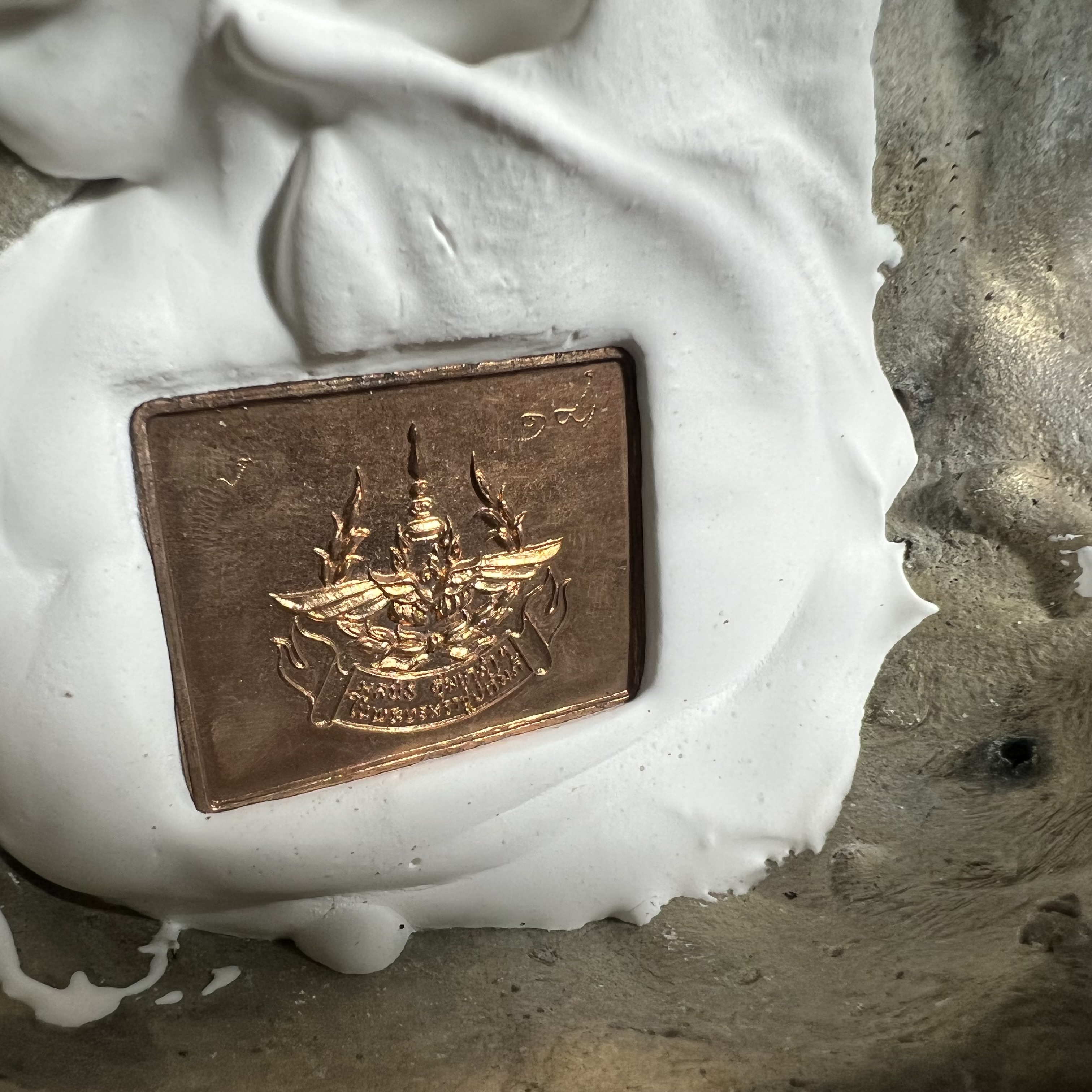 พระบูชาพระพุทธศิรมงคล ภปร. วัตถุมงคลคุ้มเกล้า ปี 2524 ของมูลนิธิคุ้มเกล้า โรงพยาบาลภูมิพลจัดสร้าง ขนาดหน้าตัก 9นิ้ว(ในหลวงรัชกาลที่9 ทรงจุดไฟพระฤกษ์และเททอง พิธีใหญ่)ยอดนิยมหายาก