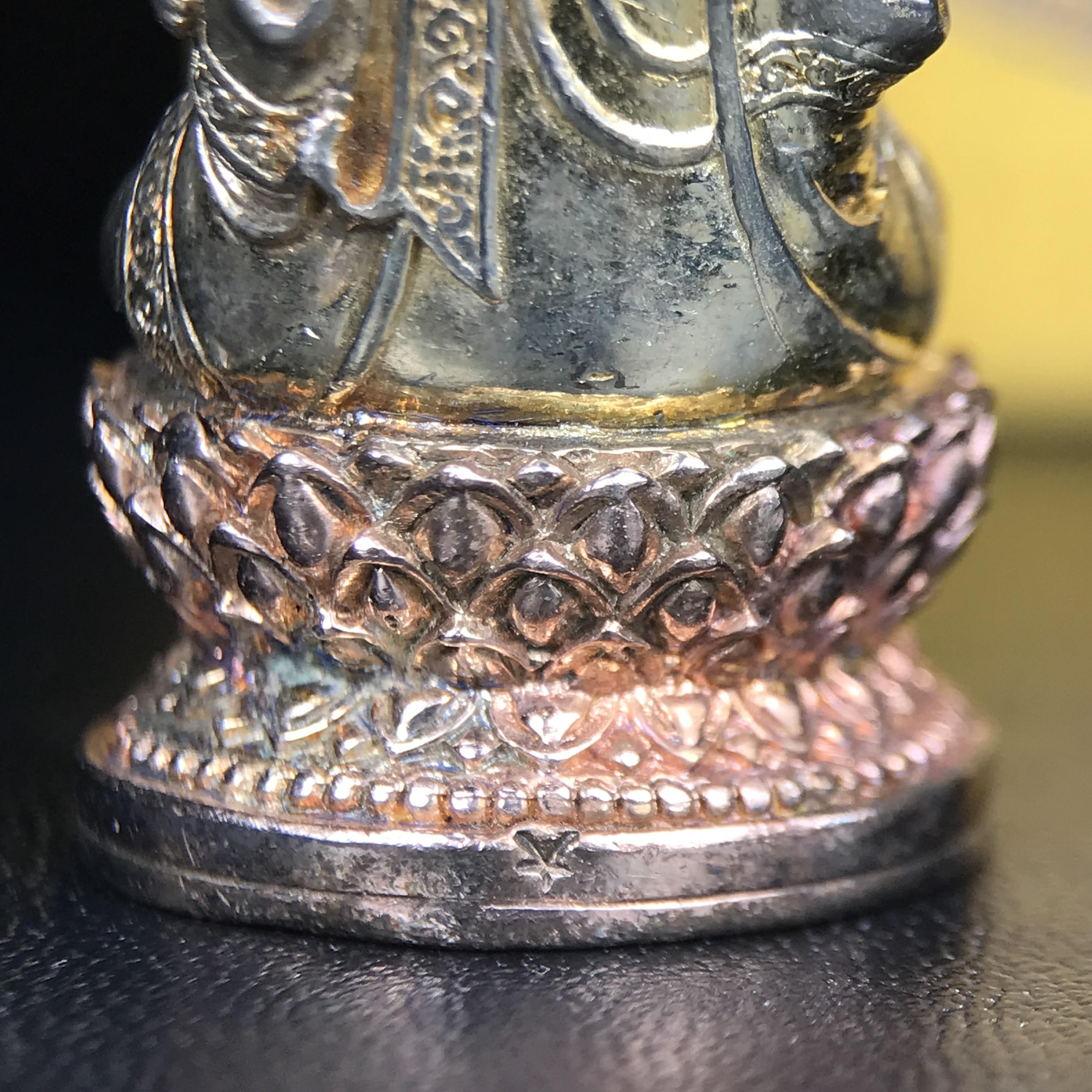 พระกริ่งจีน "ต้าเยิ่นถะ" ชุดกาญจนาภิเษกครองราชย์ 50 ปี วัดบวรนิเวศวิหาร ปี 2538 เนื้อเงินสามกษัตริย์ 99.99% สูง 3.8 ซม. (สภาพผิวสวยเดิมติดรุ้งๆ พิธีใหญ่ พุทธศิลป์งดงาม) สภาพสวยเดิมพร้อมกล่องบรรจุเดิม ***ตอกโค๊ดหมายเลข ๖๒๖๒***