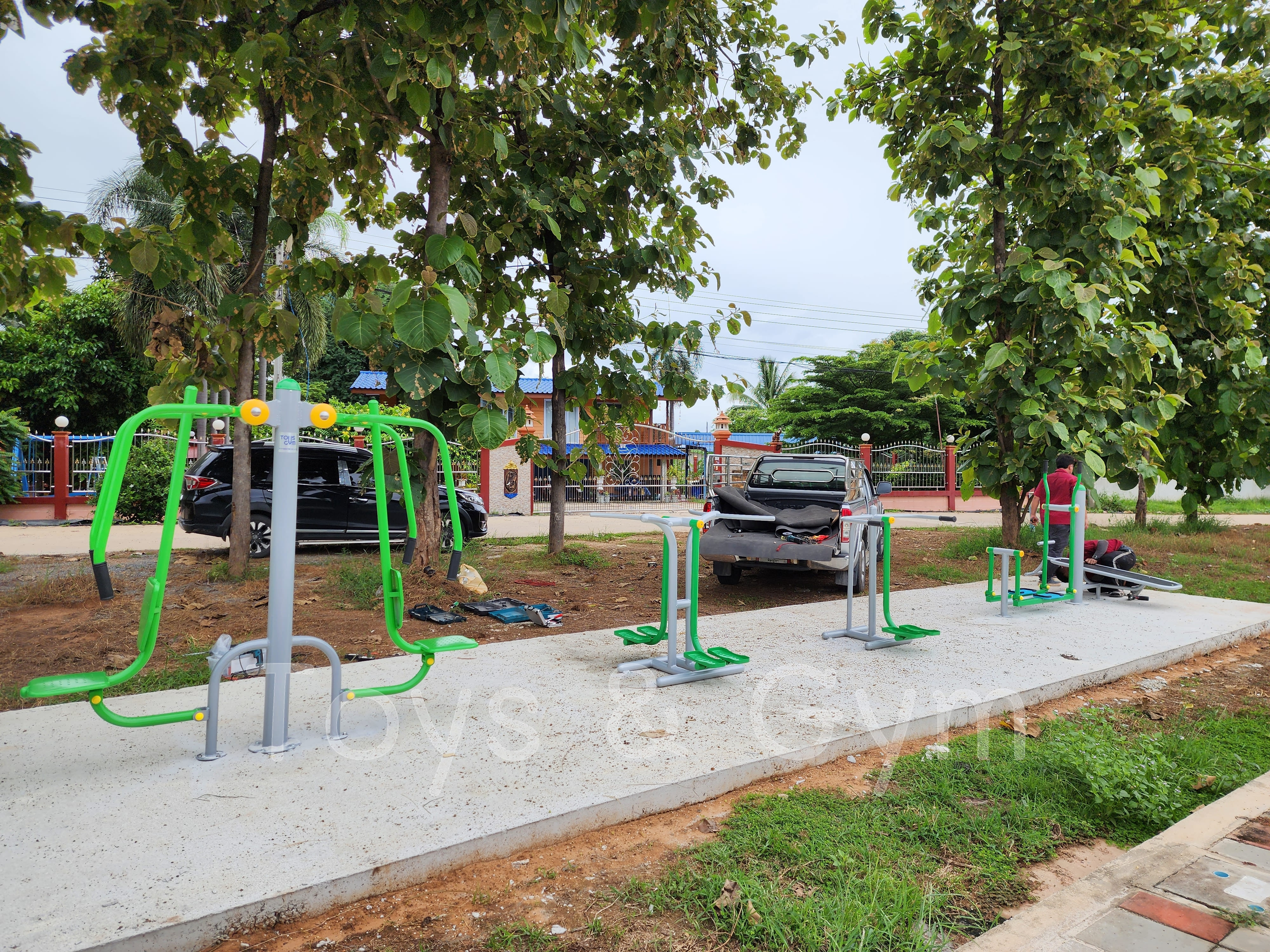 ภาพถ่าย กระบวนการติดตั้งเครื่องออกกำลังกายกลางแจ้ง