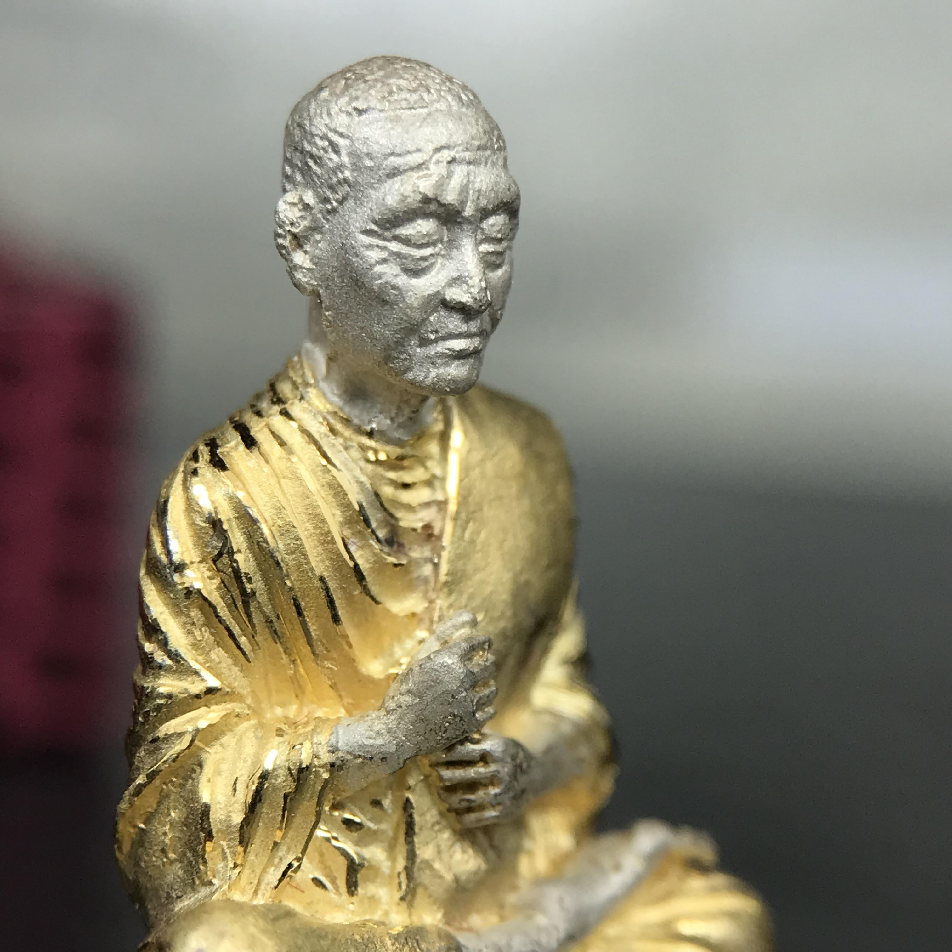 รูปเหมือนสมเด็จพระพุฒาจารย์ (โต พรหมรังสี)วัดใหม่อมตรส บางขุนพรหม ปี2540 รุ่นกาญจนาภิเษก จัดสร้างในวโรกาสที่รัชกาลที่ 9 ทรงครองสิริราชสมบัติ ครบ 50ปี ลอยองค์พิมพ์ใหญ่ เนื้อเงินบริสุทธิ์ 99.9% แบบชุบสามกษัตริย์ขัดเงาบางส่วน พร้อมกล่องบรรจุใบรับรองเดิมครบ