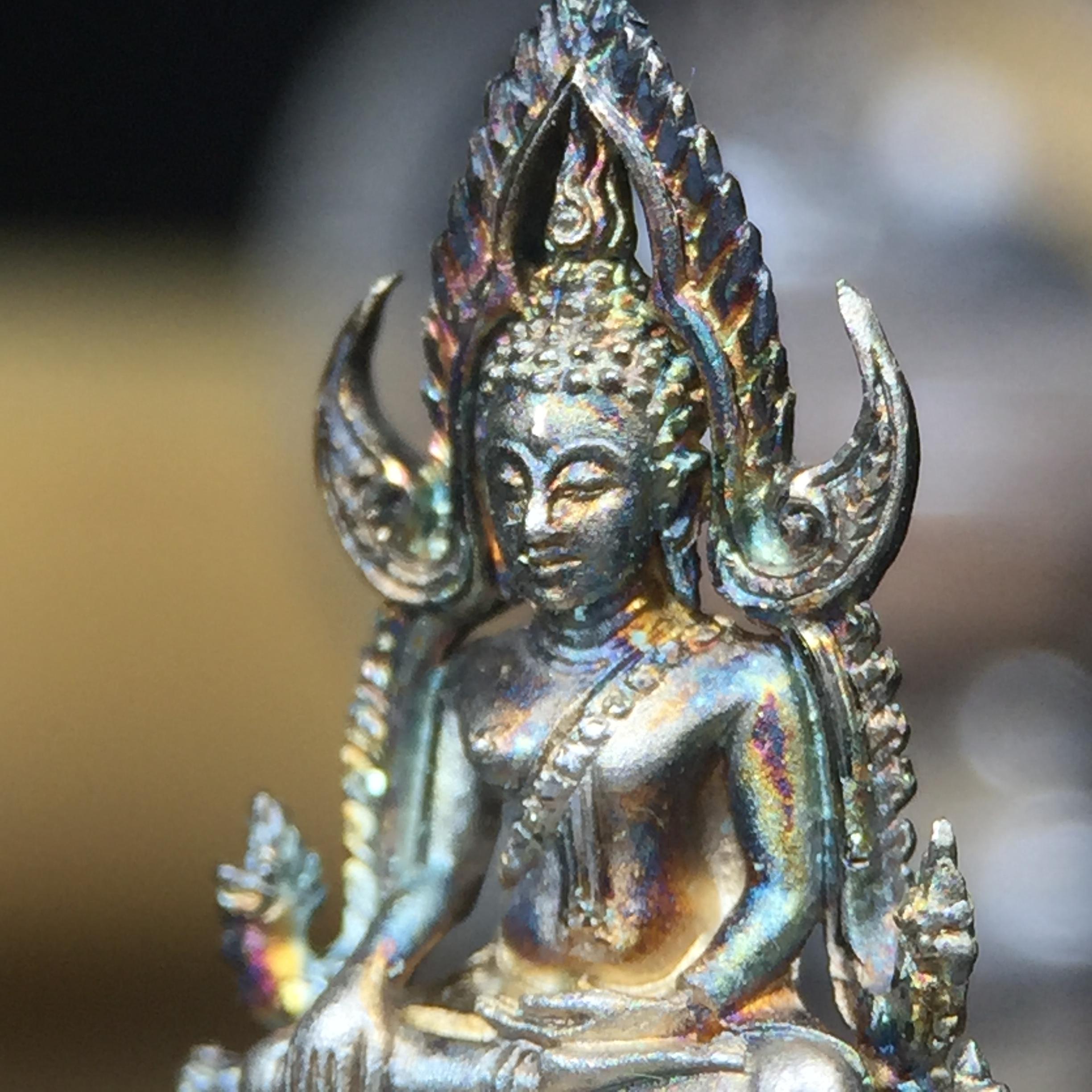 พระพุทธชินราช(จำลอง) ภปร. 84 พรรษา เนื้อเงินชุบทองคำขาว พิมพ์เล็กขนาดหน้าตัก 1/4 นิ้ว (สภาพผิวเดิมสวย ขึ้นสีรุ้งธรรมชาติ แบบนิยม)(พระราชทานมวลสาร จิตรลดาและเส้นพระเจ้า(เส้นผม))พุทธศิลป์ทรงคุณค่าอีกหนึ่งรุ่นยอดนิยม